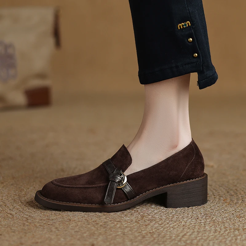 Damen-Loafer aus Wildleder mit niedrigem Blockabsatz, dekorativem Lederarmband und Metallakzent, bequeme Slip-On-Mokassin-Schuhe mit runder Zehenpartie