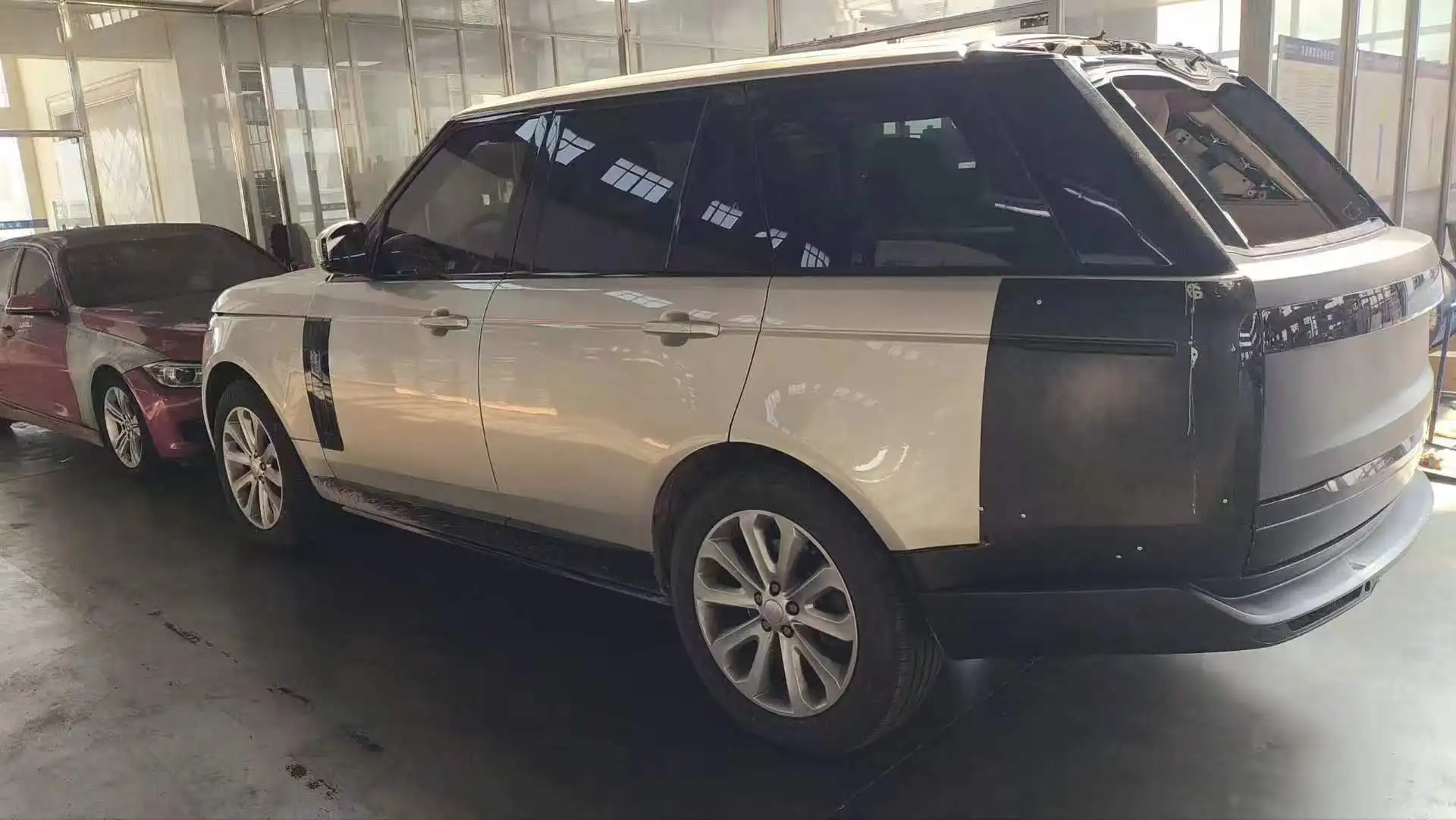 مصنع رائجة البيع القديمة إلى مجموعة الجسم الجديدة لسيارة رينج روفر فوغ L405 إلى L460 2013-2017 الترقية إلى طقم الجسم 2023