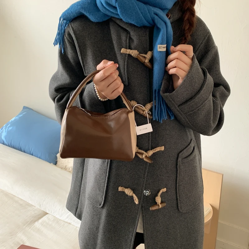 حقائب يد نسائية عصرية بألوان متباينة لخريف 2025 حقيبة يد كلاسيكية من الجلد الناعم متعددة الاستخدامات حقائب يد صغيرة غير رسمية كورية