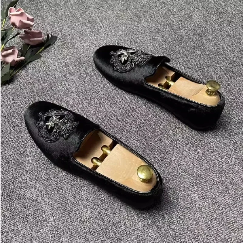 Moda británica para hombre, vestido transpirable para fiesta y discoteca, mocasines con remaches bordados de cuero vacuno, zapato de conducción perezoso sin cordones