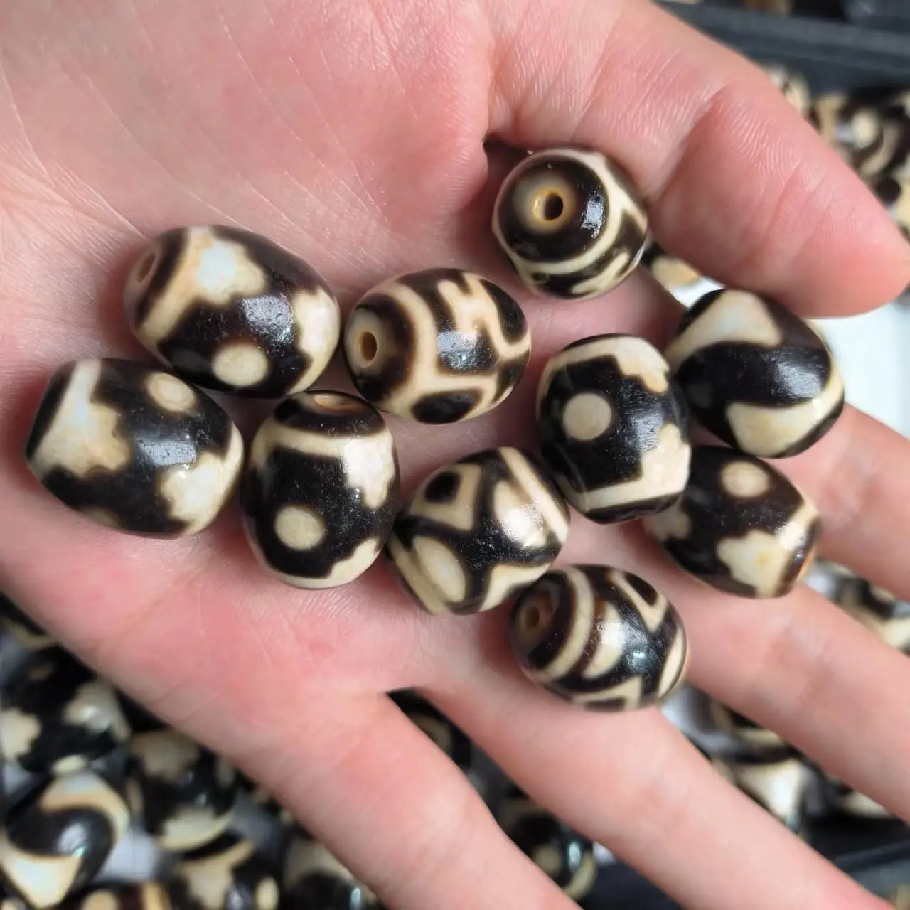 

1pcs/lot Natural Old Agate Dzi black and white weathered horseshoe ancient beads high quality various patterns to pure craftsman