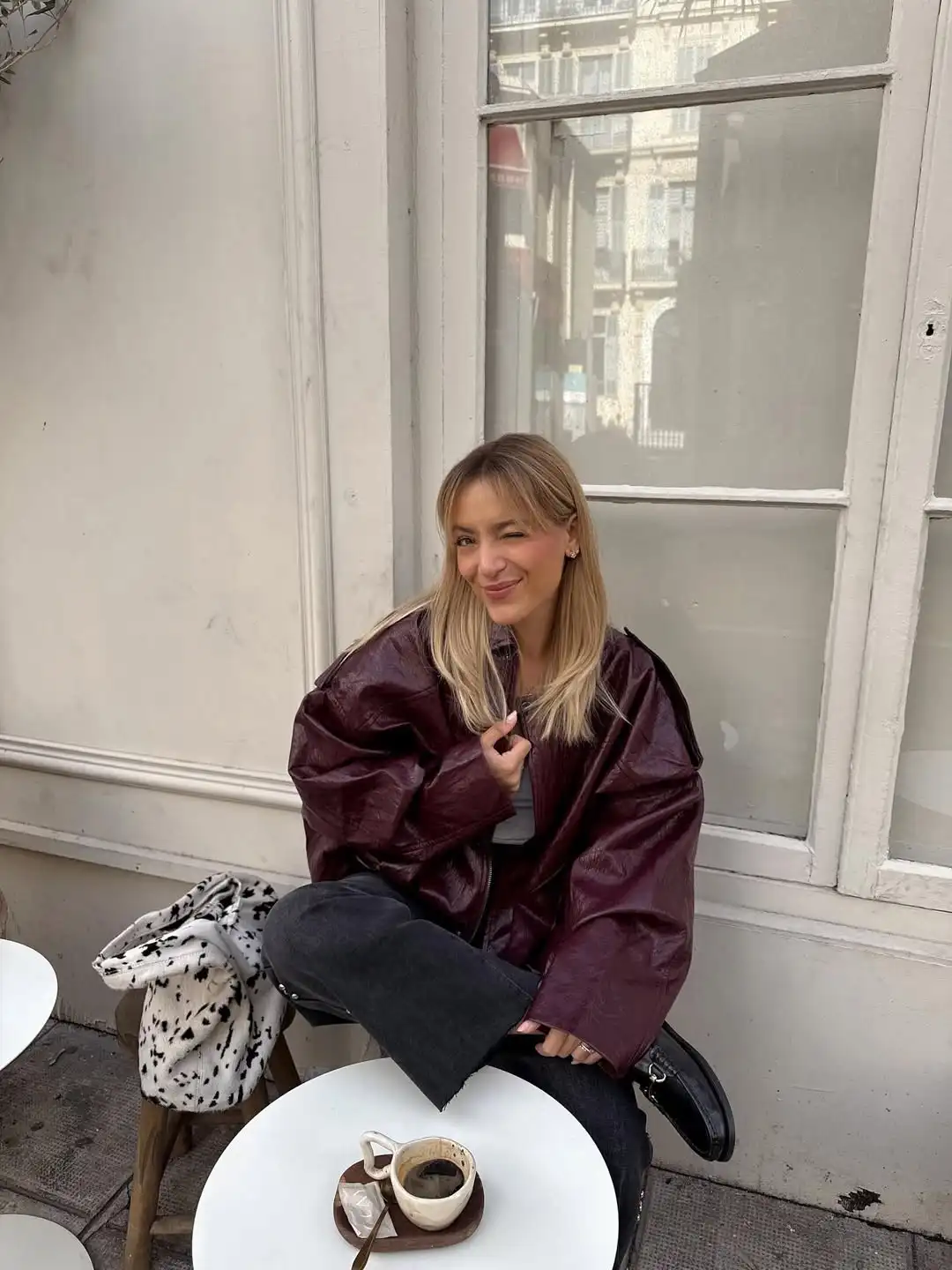 سترة جلدية قصيرة كلاسيكية باللون العنابي للنساء موضة طية صدر السترة دلو كم كامل ملابس خارجية فضفاضة 2025 سترات أنيقة للسيدات في الشارع