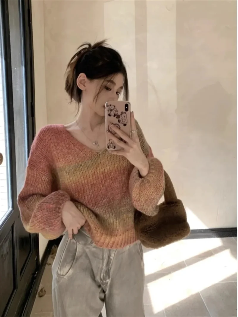 Retro V-neck Gradient Contrasting Pullover Sweater for Women Wearing Loose and Lazy Style Knitted top for Autumn and Winter 2024