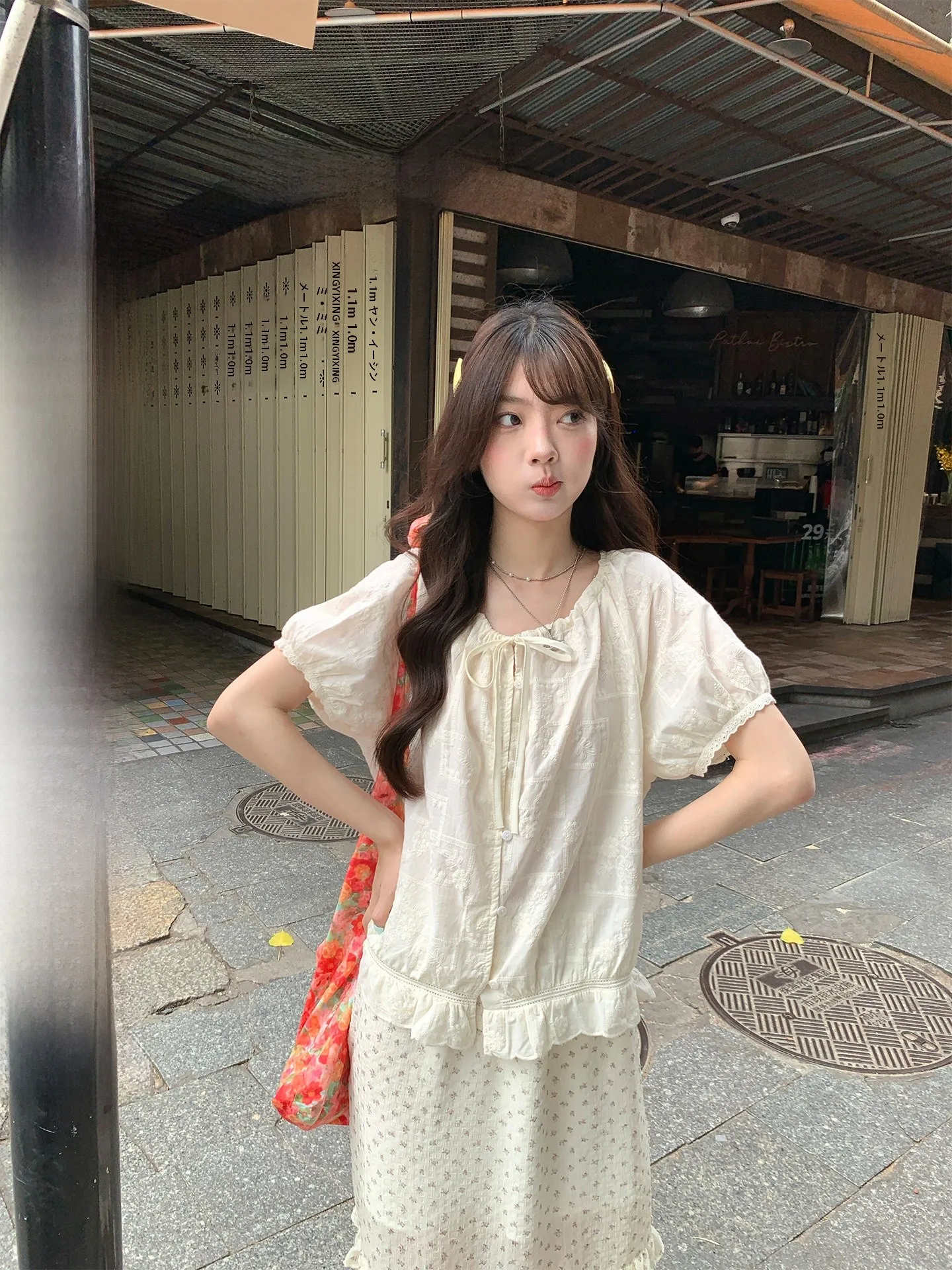 

Женская рубашка Hollyii в корейском стиле с вышивкой и рюшами, короткий рукав, весна-лето, новинка, топ с пышными рукавами на пуговицах