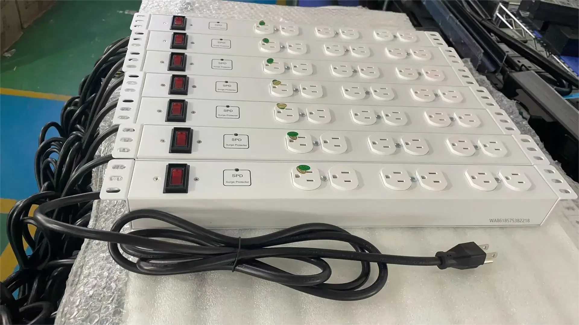 White Color 1U PDU 100-250V Surge Protector Nema 5-20r 5-15r Outlets 15A Power Strip Rack Mount Power Distribution Unit