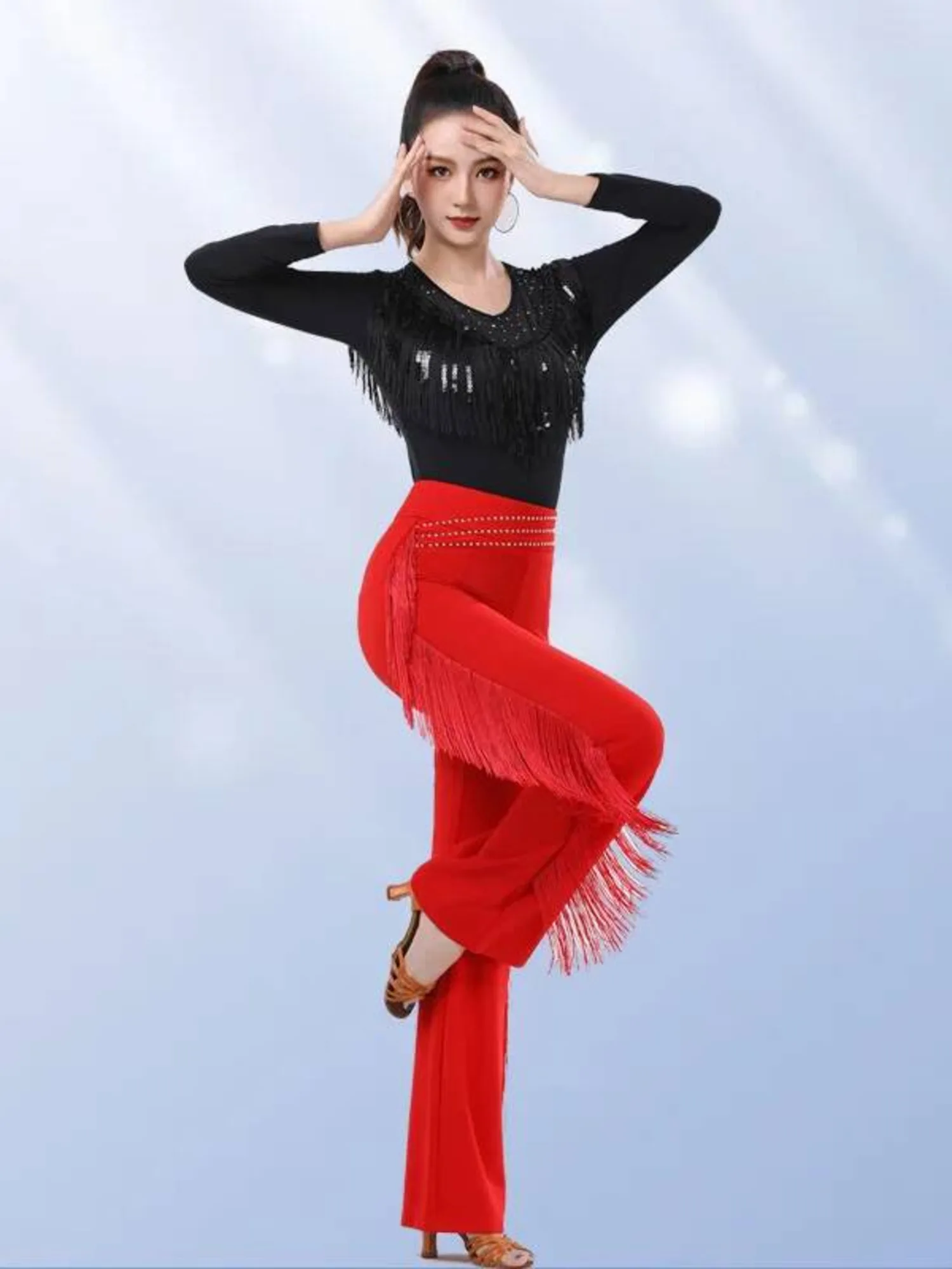 

Танцевальный топ с длинными рукавами и бахромой с пайетками и брюками с высокой талией — блестящая современная бальная сцена для женщин