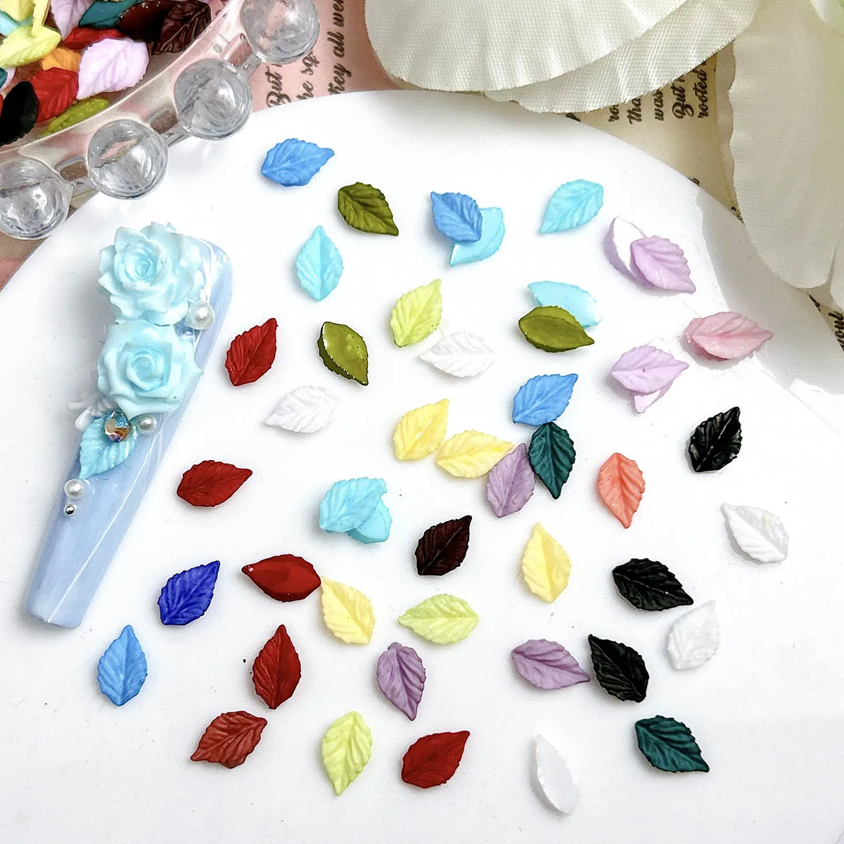 50個入り 多色 ミニ発光リーフ ネイルアートデコレーション 3D ミニマリスト リアルな樹脂リーフ ネイルチャーム DIYマニキュア用