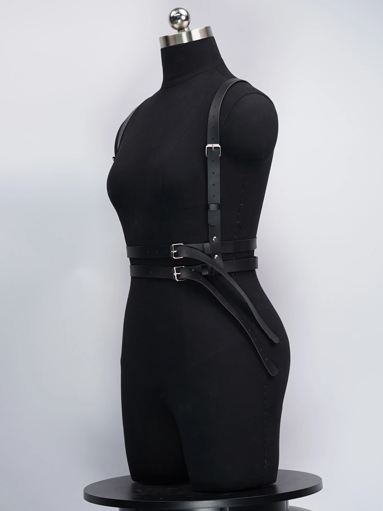 حزام الجسم من الجلد الصناعي قابل للتعديل للنساء، تفاصيل بإبزيم، إكسسوار عصري متعدد الاستخدامات للطبقات فوق القمصان والفساتين،