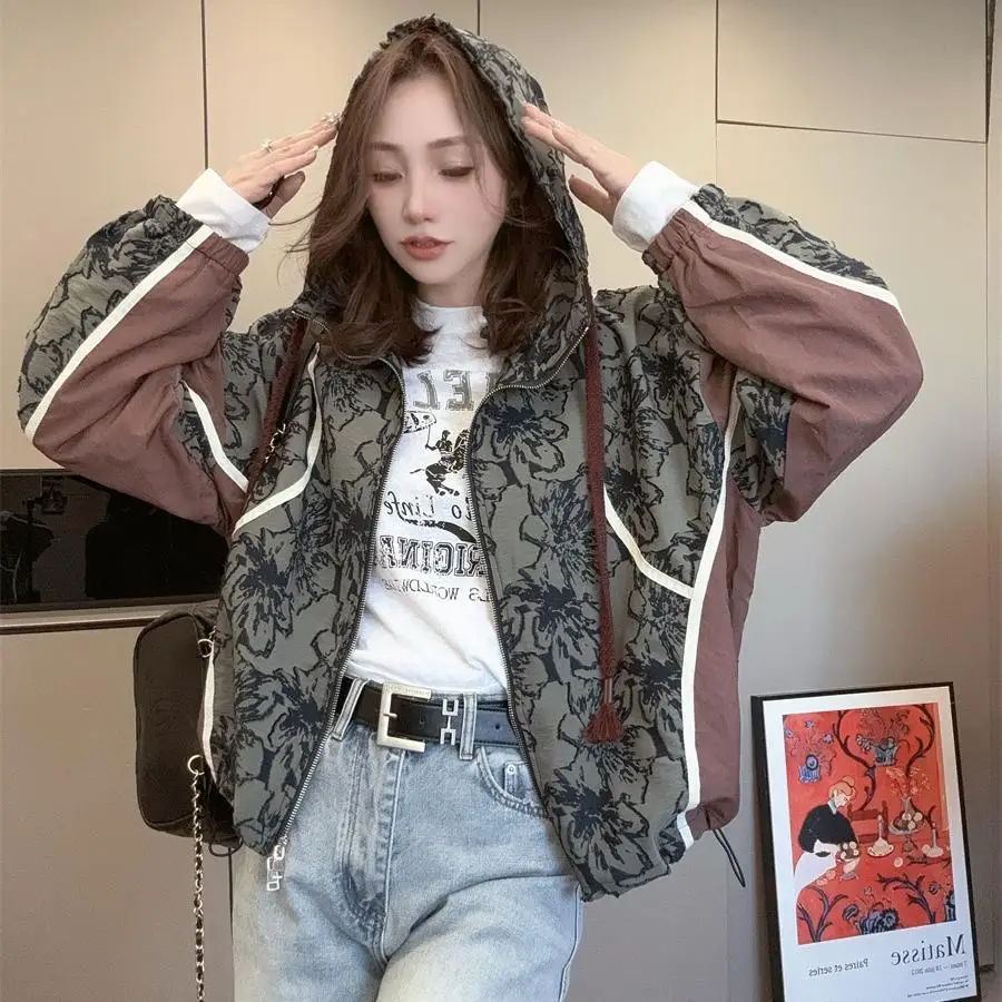 

Модная и универсальная бейсбольная куртка с принтом, топ весны и осени 2024, новая повседневная короткая куртка с капюшоном для женщин