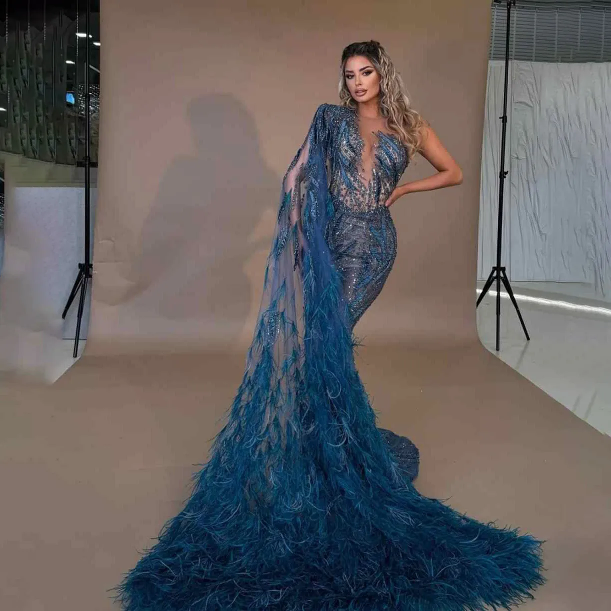 

Вечерние платья Элегантное платье для выпускного вечера Свадебные женские платья Модные кружевные платья для выпускного вечера с кристаллами и перьями Vestido De Novia по индивидуальному заказу