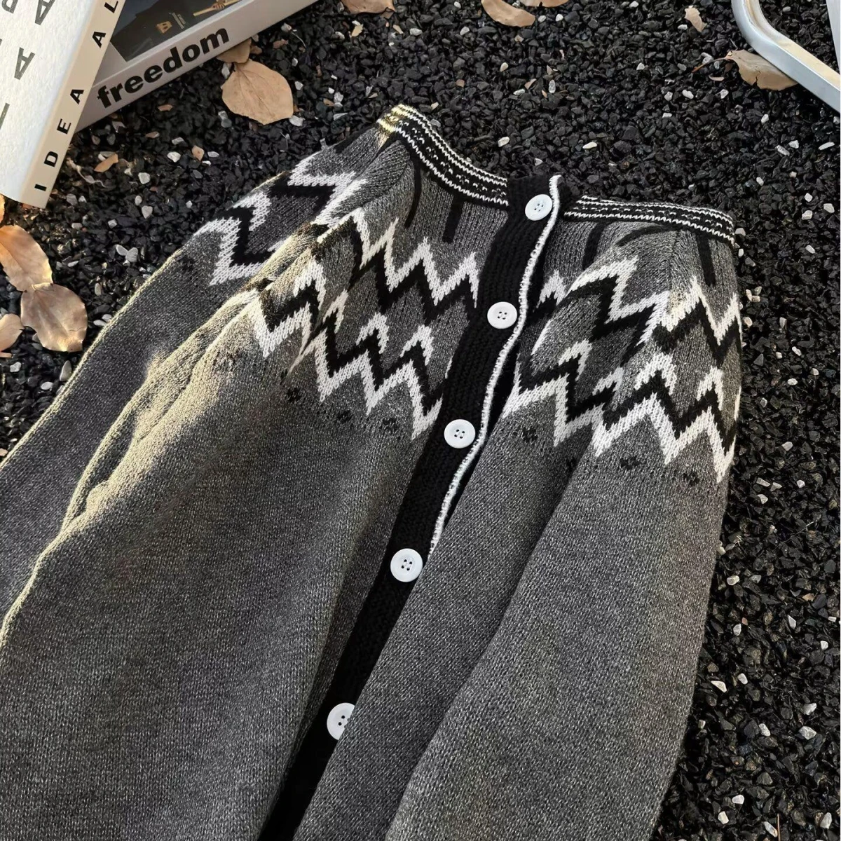 

Зима 2022, новый американский кардиган на пуговицах, мужской свободный свитер для пары, ленивый вязаный тюнер, модный длинный рукав из полиэфирного волокна...