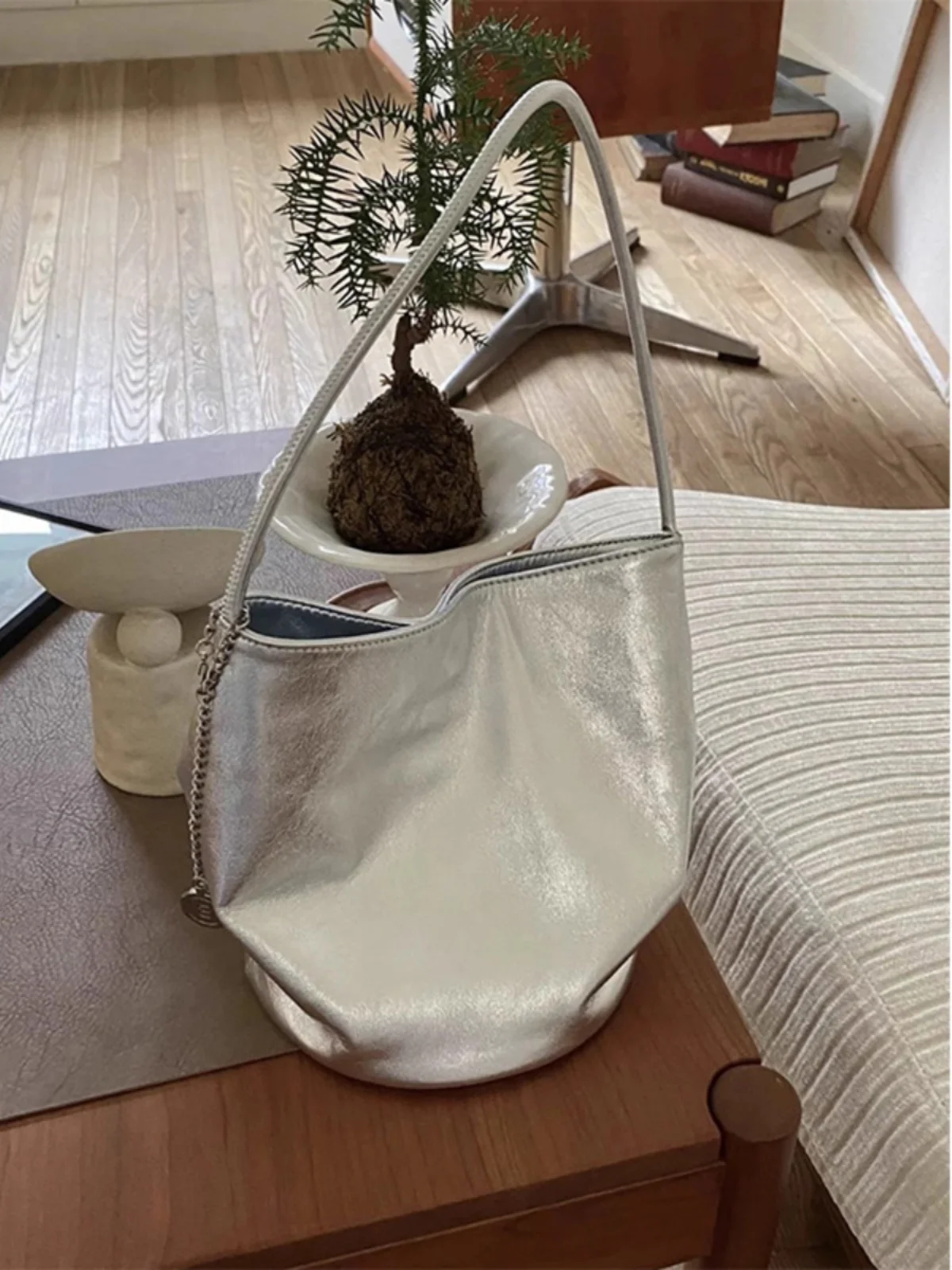 

Trendy Silver Buet Bag Women's Large Capaci Single oulder Luxury Sensation 2025 New Sle Casual Handbag Polyester