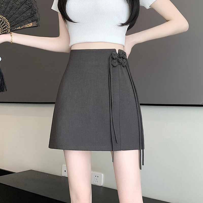 Summer new buckle design feels fresh and slimming in the workplace. A-line skirt, short skirt, half skirt