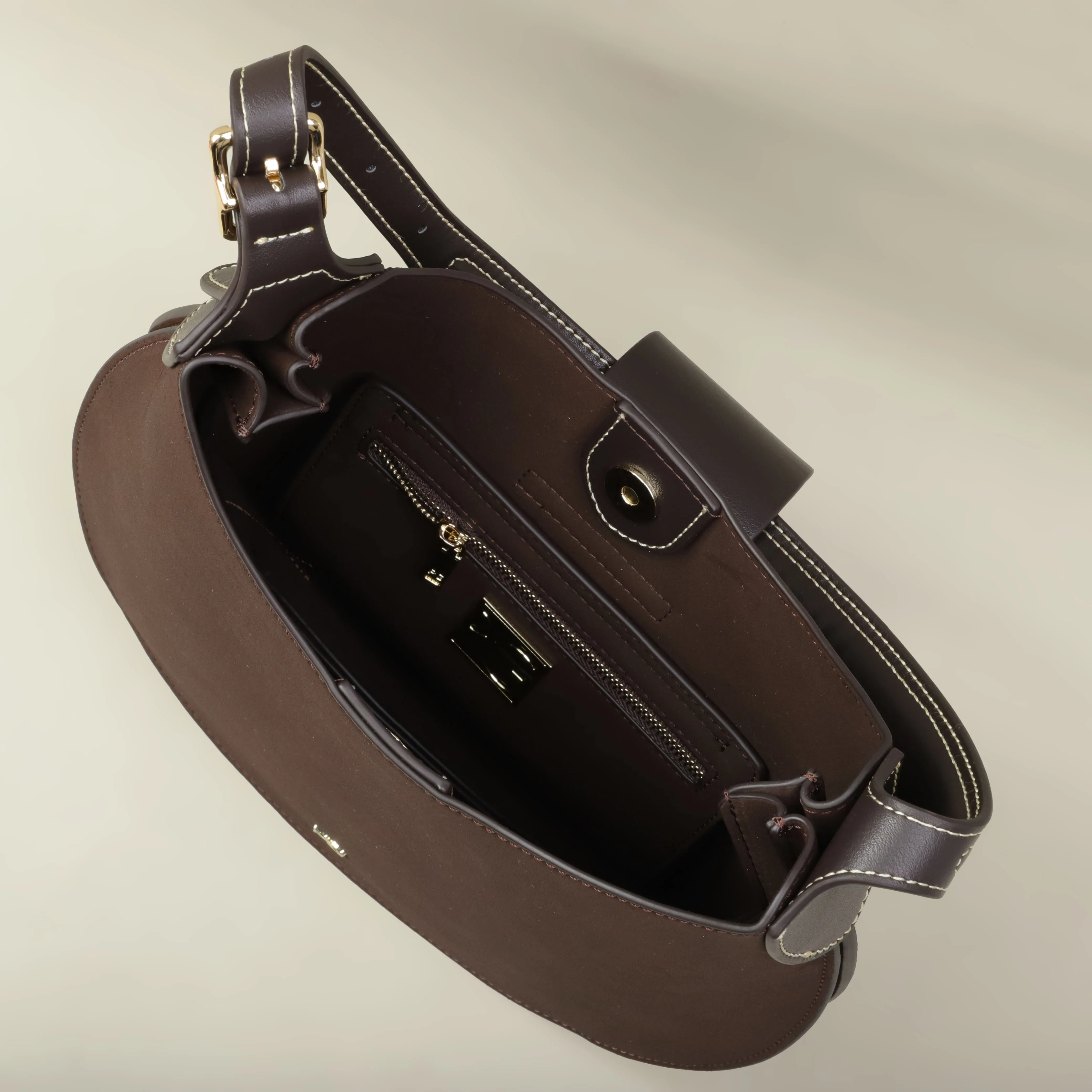 PG Fashion Unterbeintasche Klassisches Design Hochwertige Minimalistische Elegante Damen-Handtasche in Knödelform Ausverkauf – Detail 10