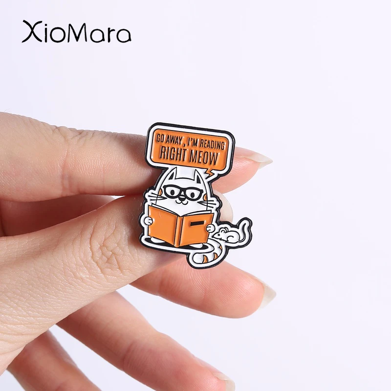 Cute Reading Cat Enamel Pins I'M READING RIGHT MEOW Brooches Fashion Lapel Badge Backpack Clothes Jewelry Gift for Friends