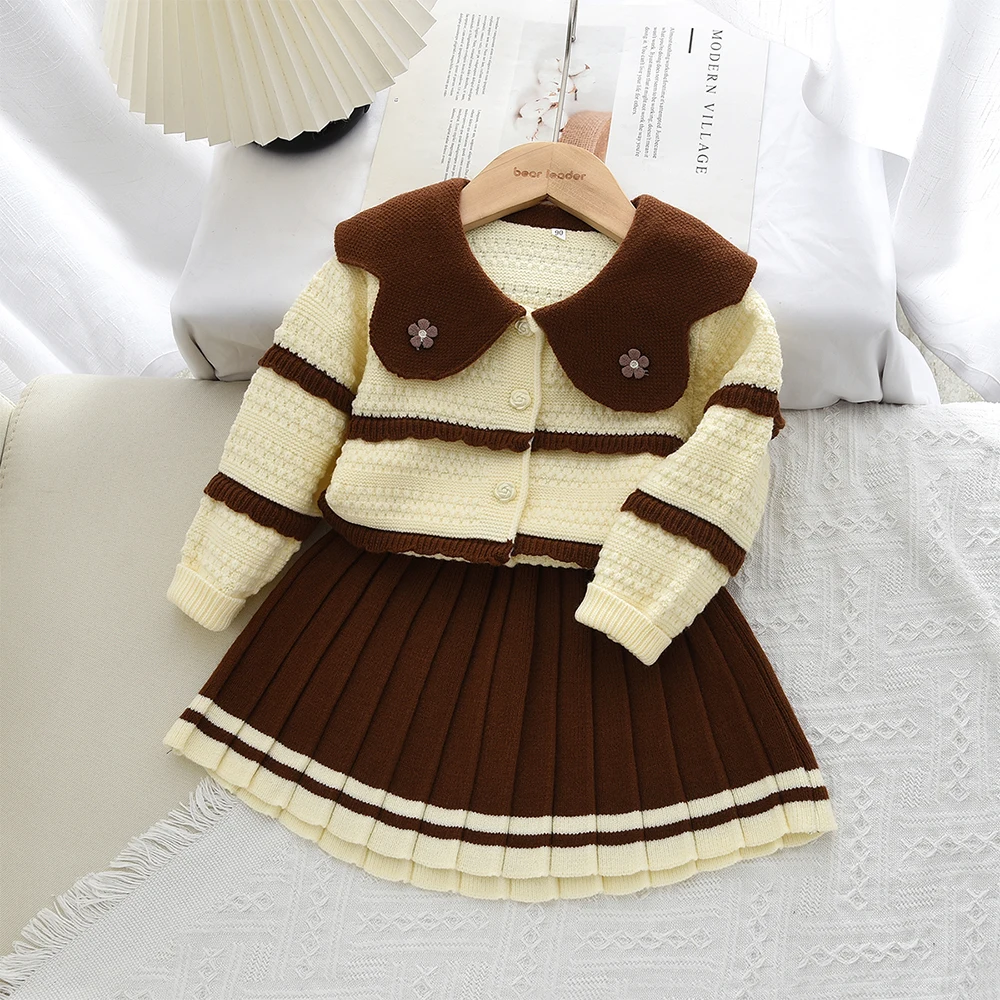 

2-6 Year Old Girls' Autumn and Winter New Children's Doll Collar Color Blocked Long Sleeved Cardigan+pleated Skirt Two-piece Set
