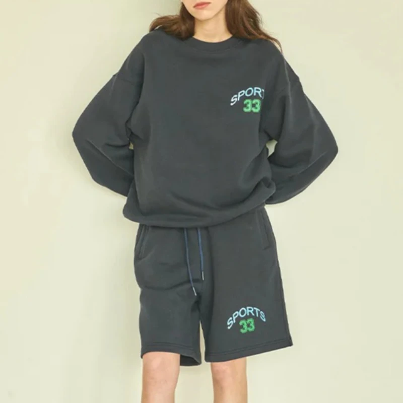 

Женская повседневная спортивная одежда, комплект из двух предметов, толстовка с длинными рукавами и круглым вырезом, свободные шорты, осень 2021, костюм с принтом букв