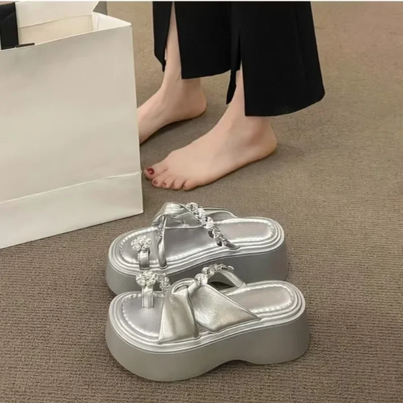 

Сандалии с бриллиантами, универсальные новые летние тапочки на толстой подошве, увеличивающие рост, уличная пляжная обувь, модельная женская обувь 2025 г.