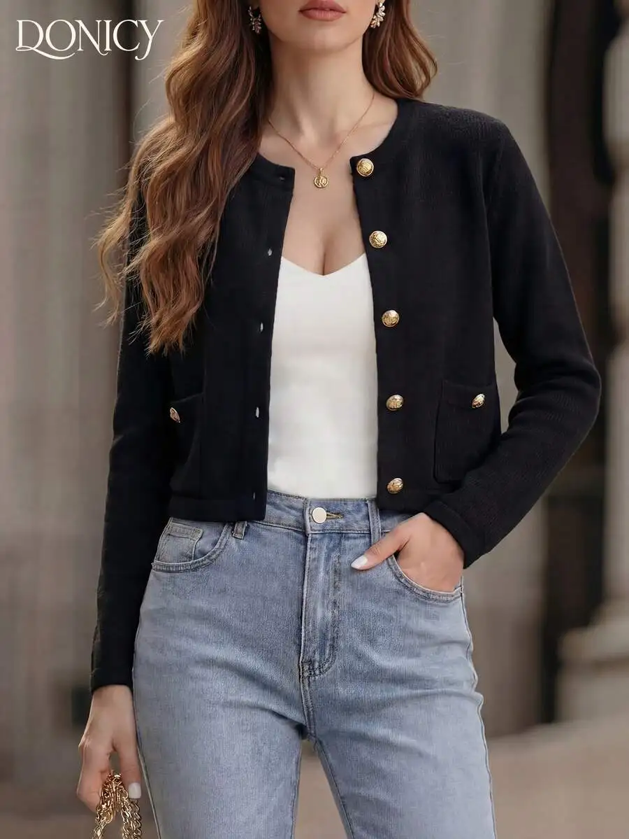 

Женский черный вязаный кардиган с золотыми пуговицами и передними карманами