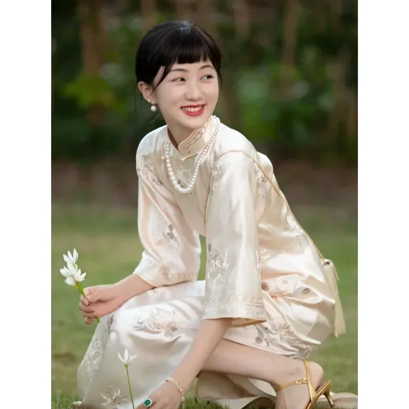 

High Quality Chinese Wedding Banquet Dress for Women Elegant Beige Satin Stand Collar Floral Embroidery Slim Fit Cheongsam Dress