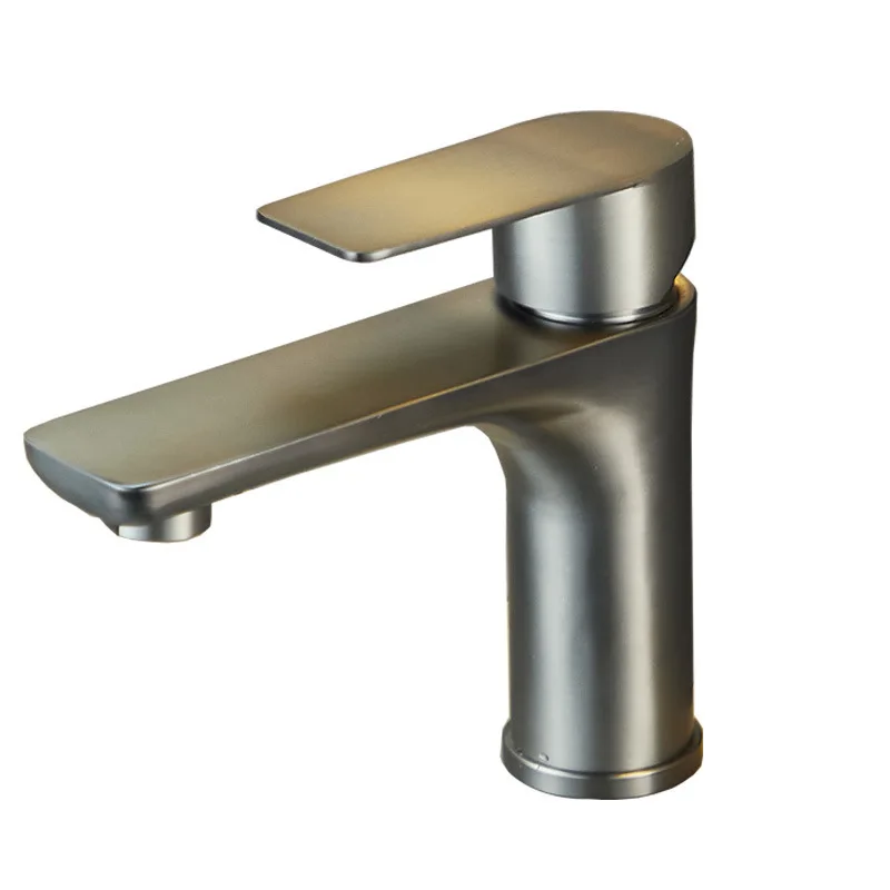 

Смеситель для умывальника с горячей и холодной водой. Бытовой смеситель для раковины.