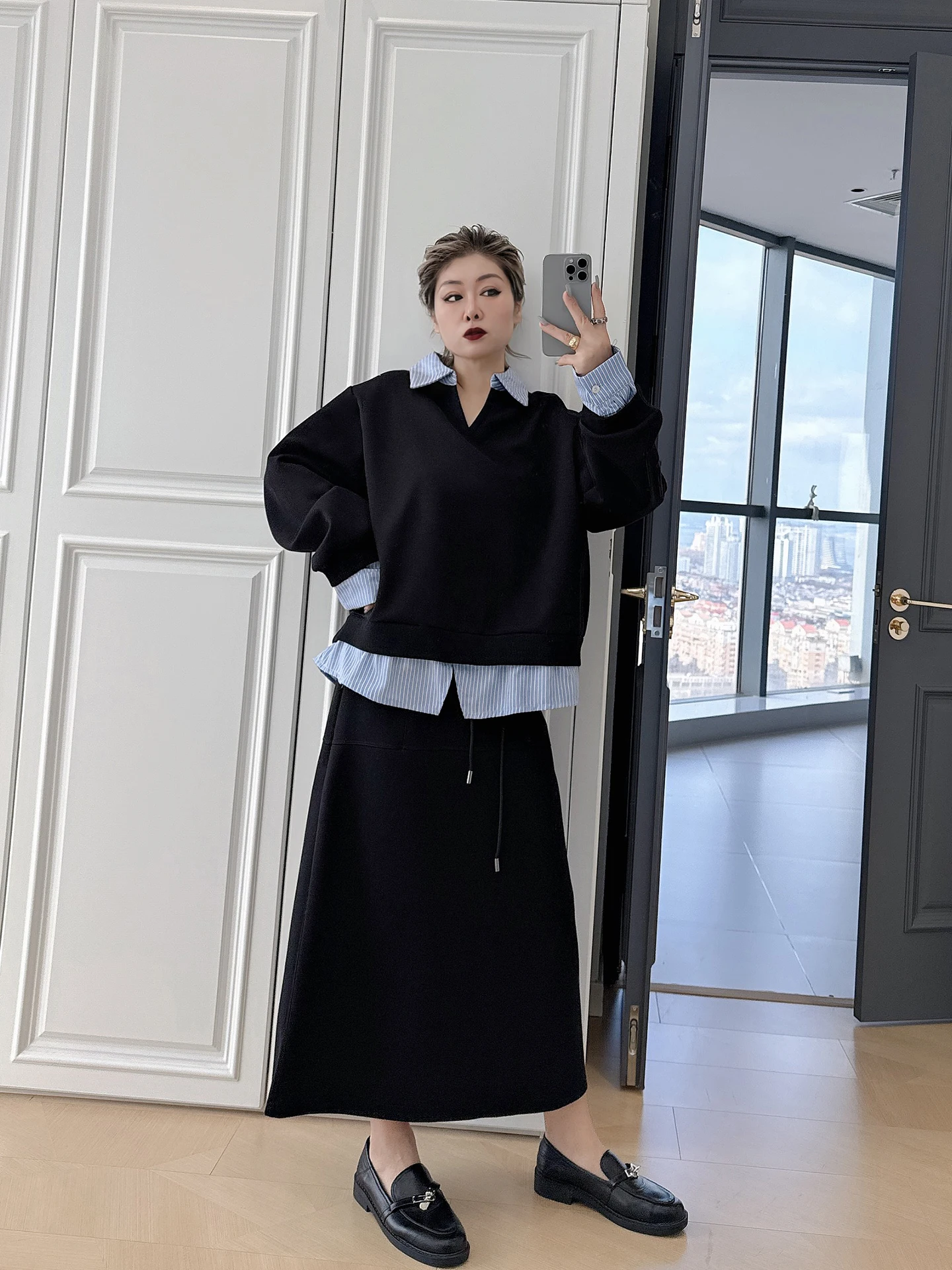 

Повседневный комплект для женщин больших размеров: толстовка свободного кроя с капюшоном и миди-юбка на шнуровке