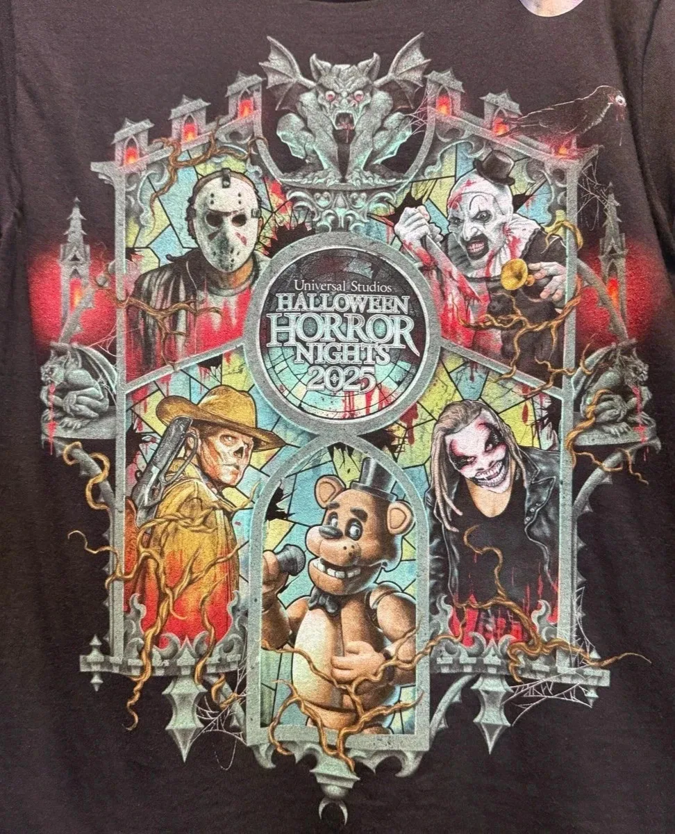 تي شيرت زجاجي بإطار فني من Universal Halloween Horror Nights HHN 2025 IP Houses