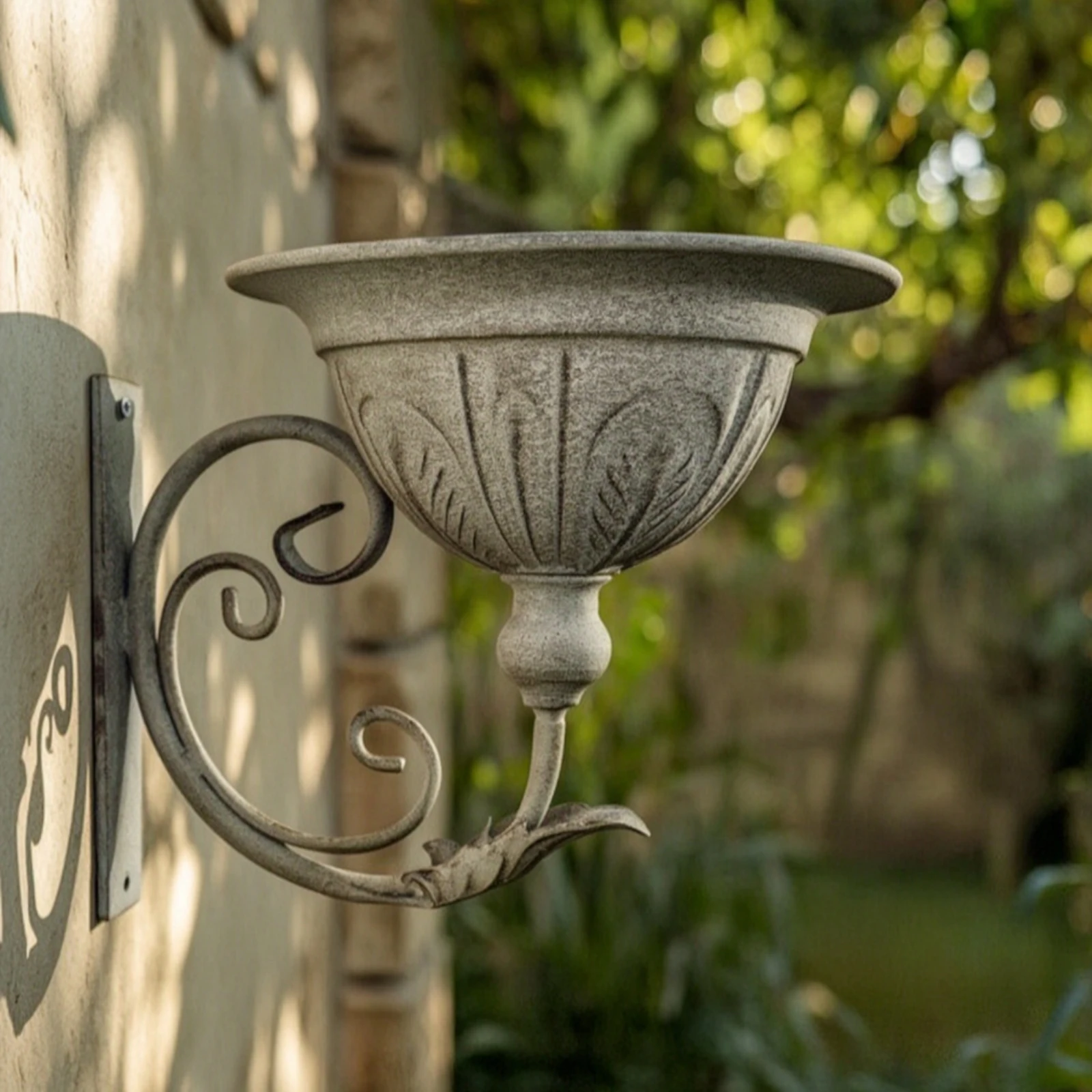 Wall Flower Pot Holder Antique-Style Wall Planter Planter Basket with Bracket Scrollwork Hanger Rustic for Gardeners, Garden