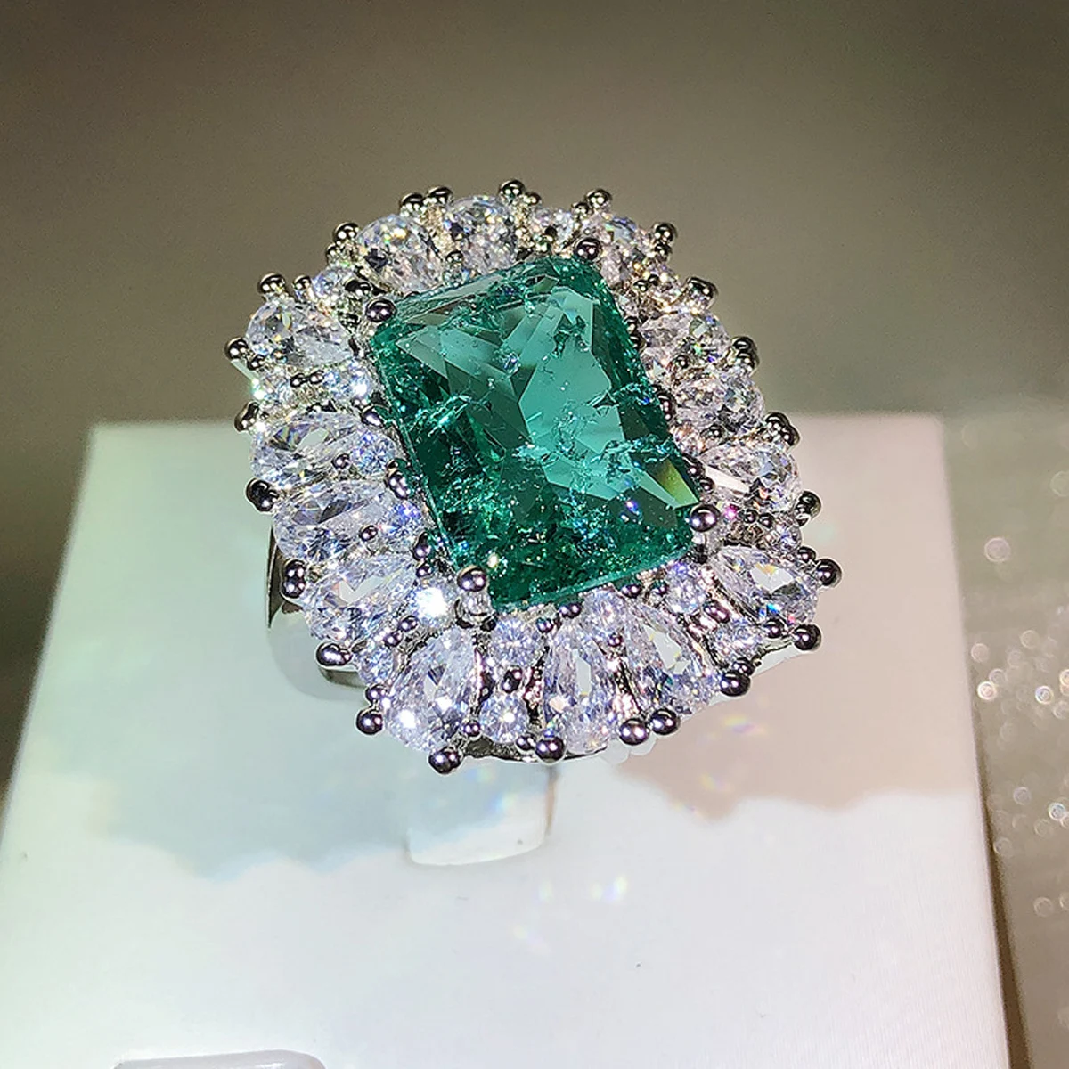 

New Niche Design European and American Light Luxury Retro Emerald Ring Palace Style Birthday Valentine's Day High-end Gift