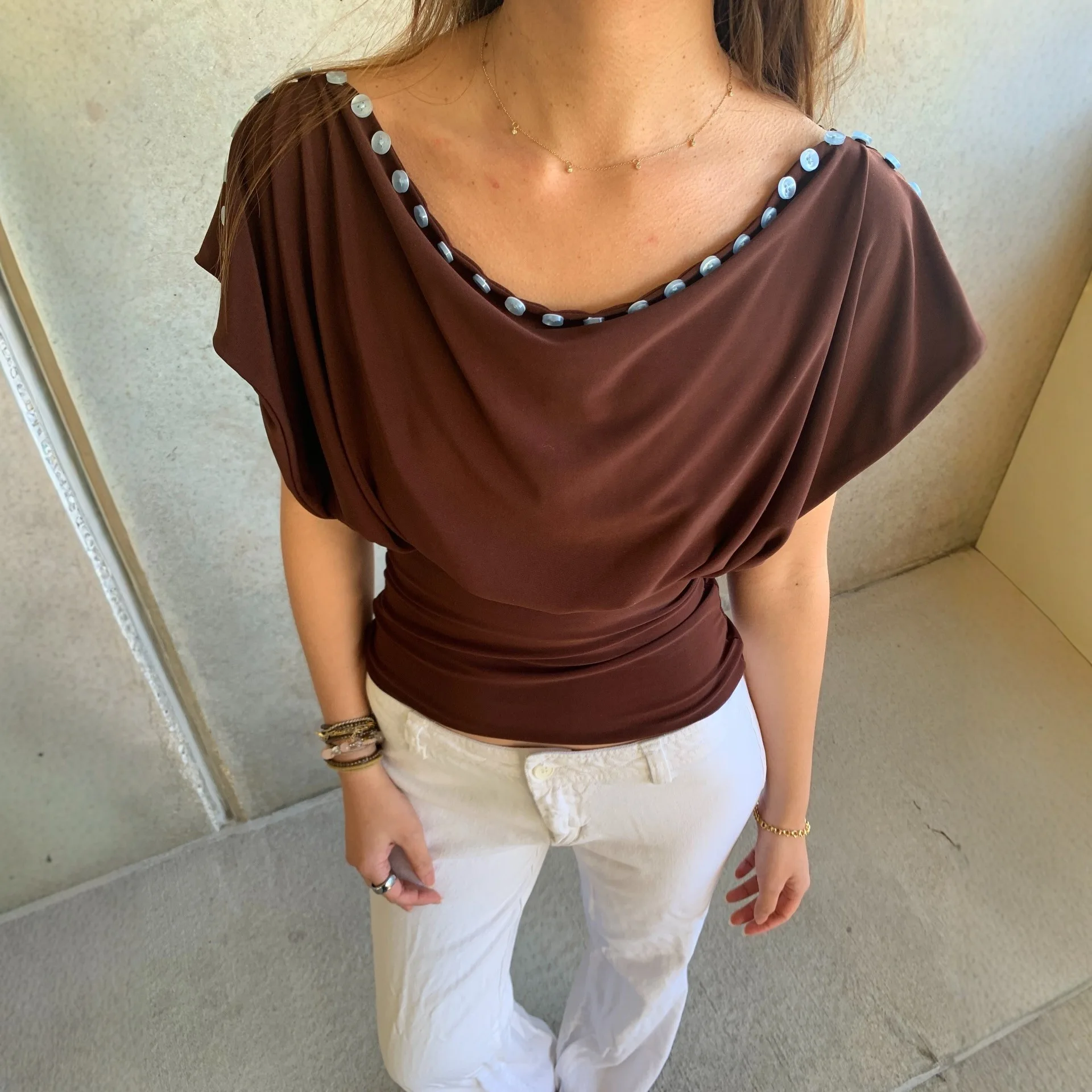 

2026 SS Women‘s Brown Cropped Top Cinched Waist Knit Shirt with Contrast Button Detail Short Sleeve Basic
