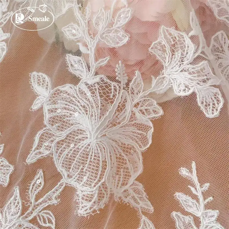 Applikation mit Pailletten-Stickerei, Blumen-Spitzenstoff, fortschrittlicher Rand-Brautstoff. Hochwertiges Nähzubehör für Hochzeitskleider – Detail 3