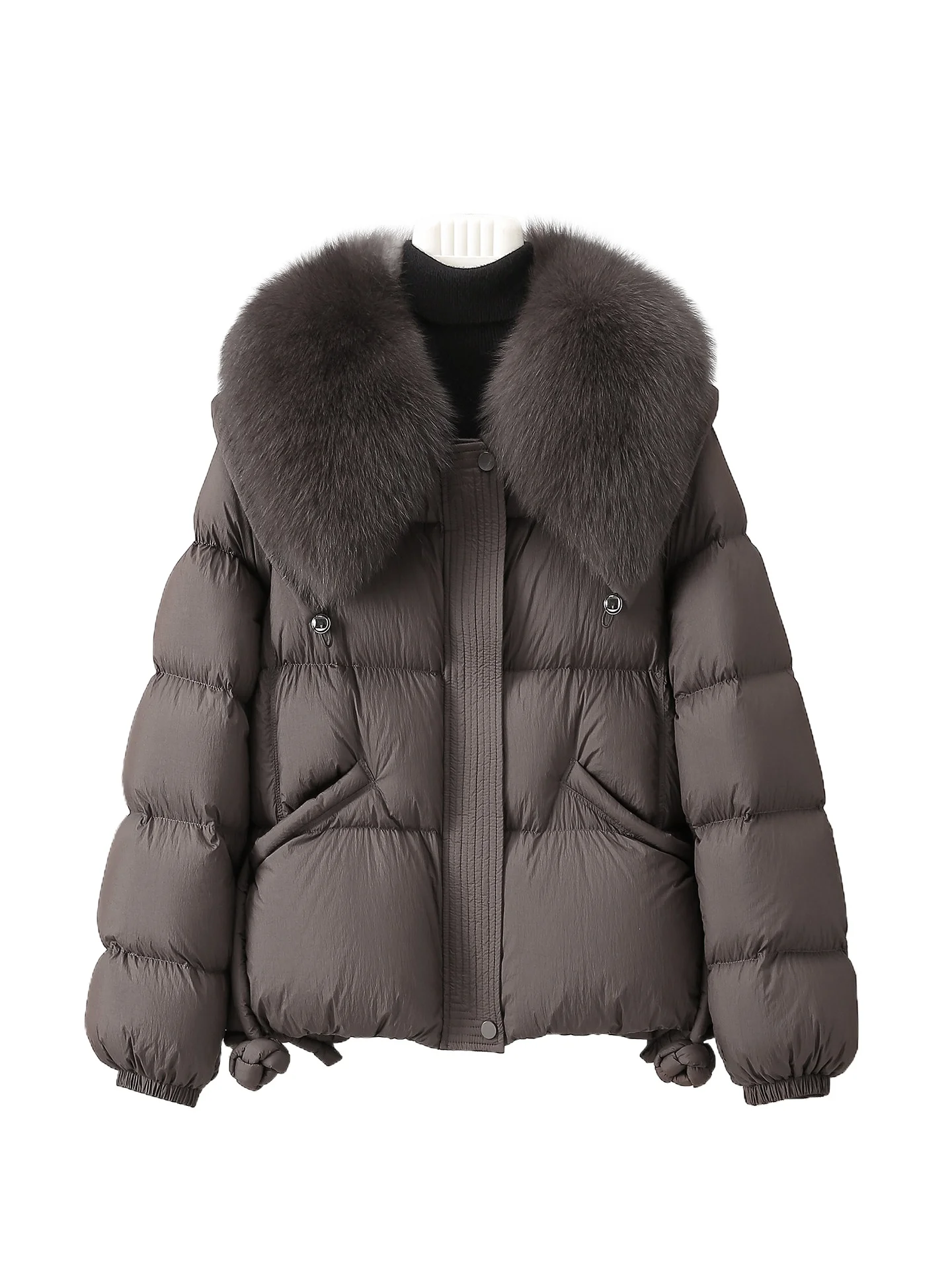 

Куртка женская короткая, свободного кроя, тонкая, с воротником из натурального лисьего меха, на 90% белом гусином пуху, зимняя.