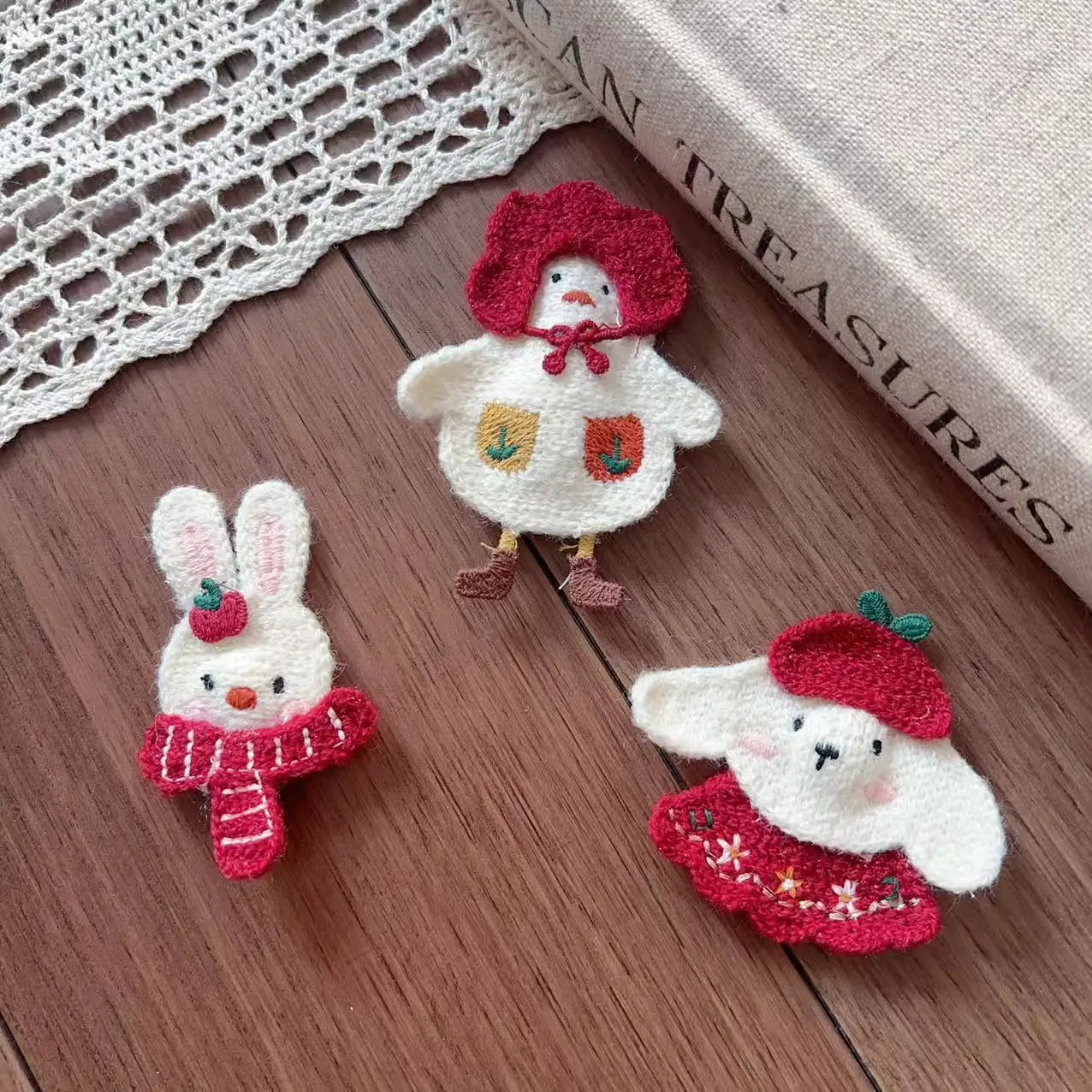 

High Quality Water Soluble Embroidery Cartoon Zoo Animal Red Hair Clip Brooch Pin for Shoes Hats Scarves Clothing Accessory