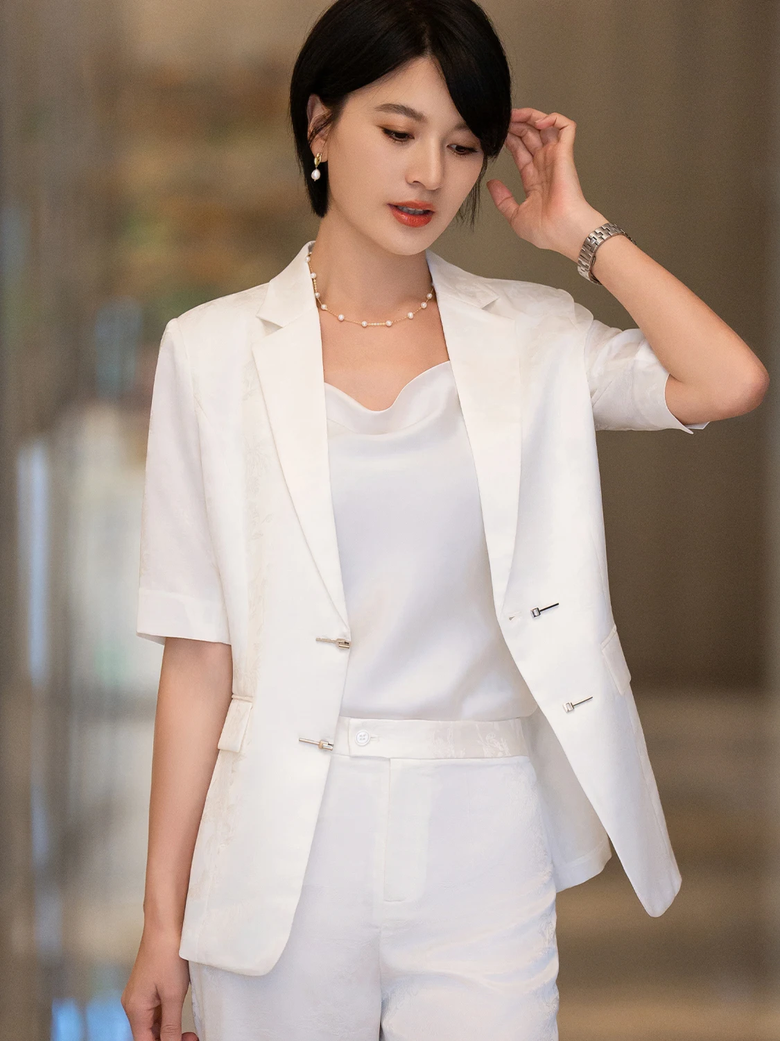 

Летний деловой женский брючный костюм Qiang Feifei: модный, приталенный, тонкий дизайн, профессиональный стиль