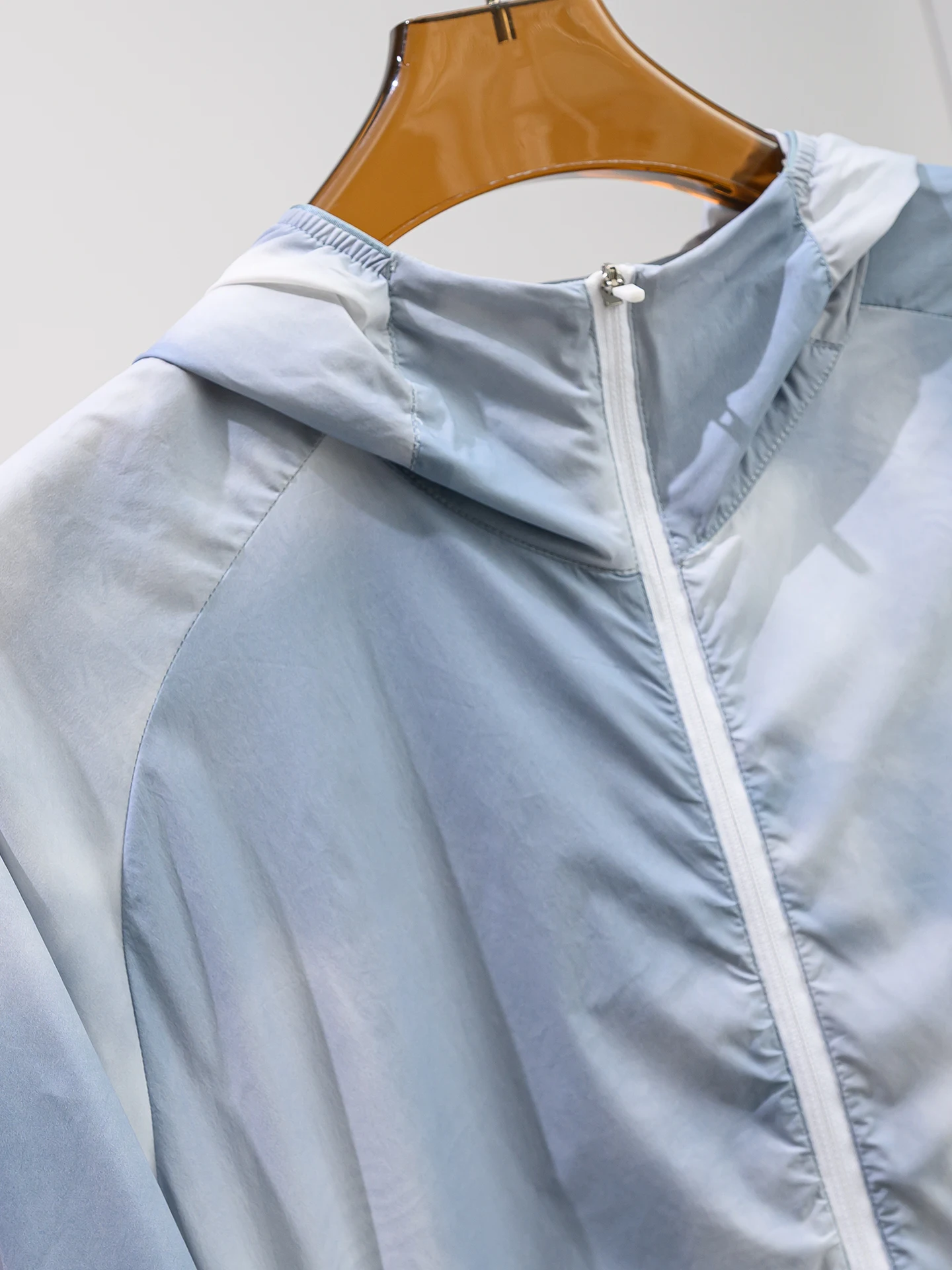 Men's Outdoor Commute Casual Hooded Sun Protection Jacket Gradient Dyed Breathable Long Sleeve Zipper Closure Standard Fit