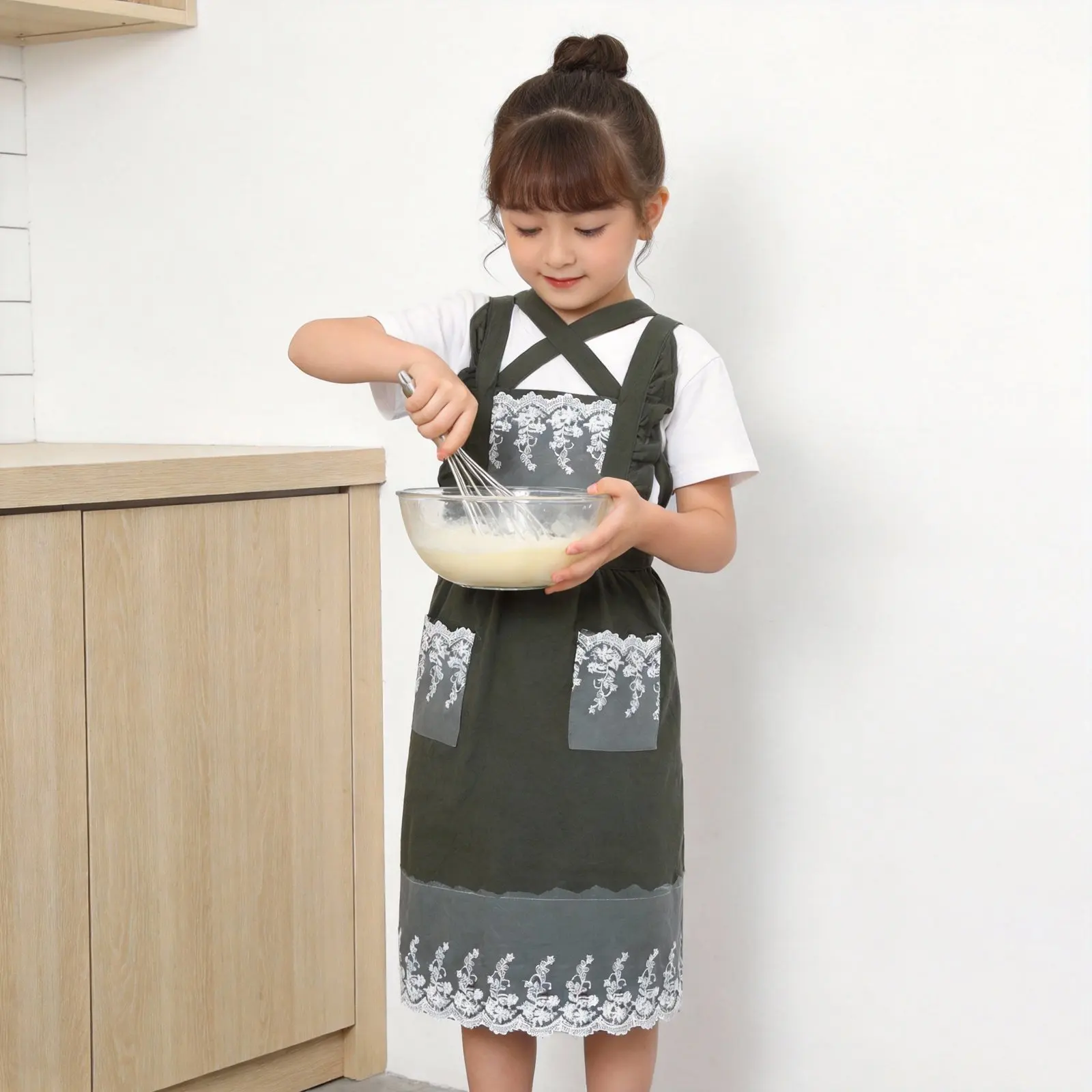 

Lace Apron for Women Adjustable Waist Tie Full Coverage Ruffle Bib with Pockets Vintage Feminine Cooking Baking Gardening