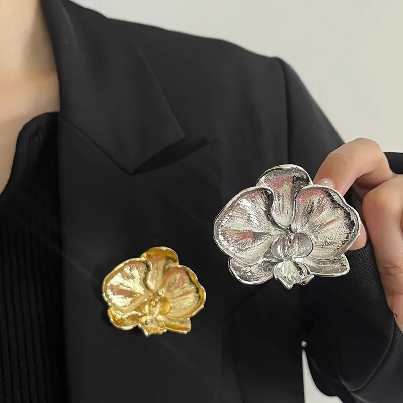 Vintage Phalaenopsis Metal Flower Brooch for Women Exquisite Fashion Suit Corsage Pins Accessory Party Jewelry Gifts