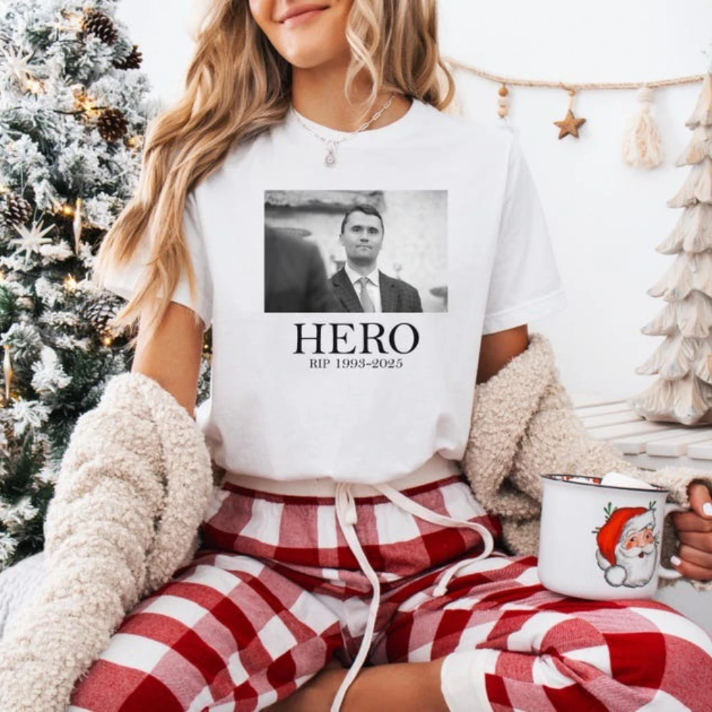 

Футболка Hero Charlie Kirk Rest in Peace Чарли Кирк Спасибо за вашу память 1993-2025 Футболки с графическим рисунком Женская и мужская хлопковая футболка