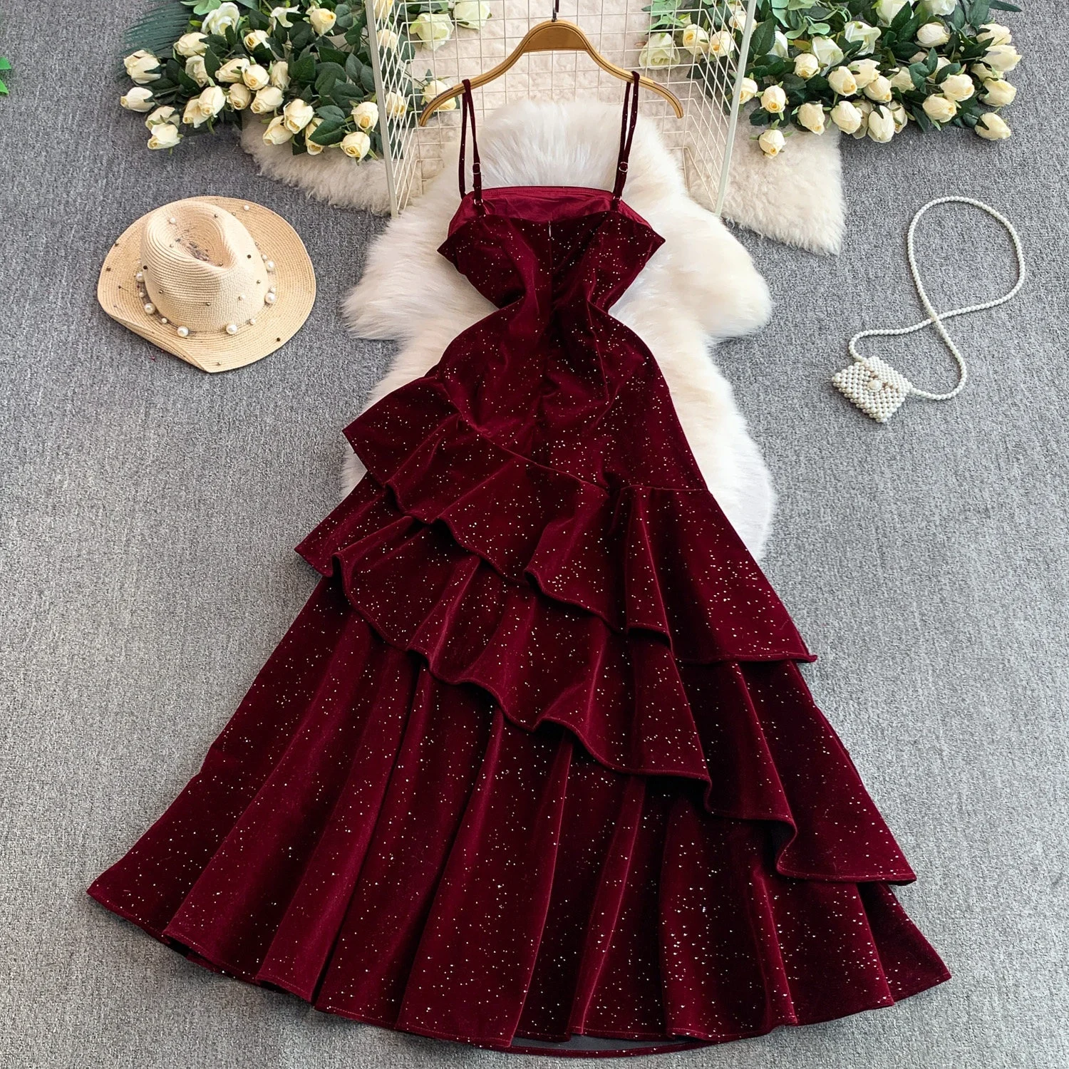 Clothland Vrouwen Vintage Rode Velours Band Jurk Verstelbare Bandjes Mouwloze Backless Ruches Vrouwelijke Glanzende Maxi Jurken QE314