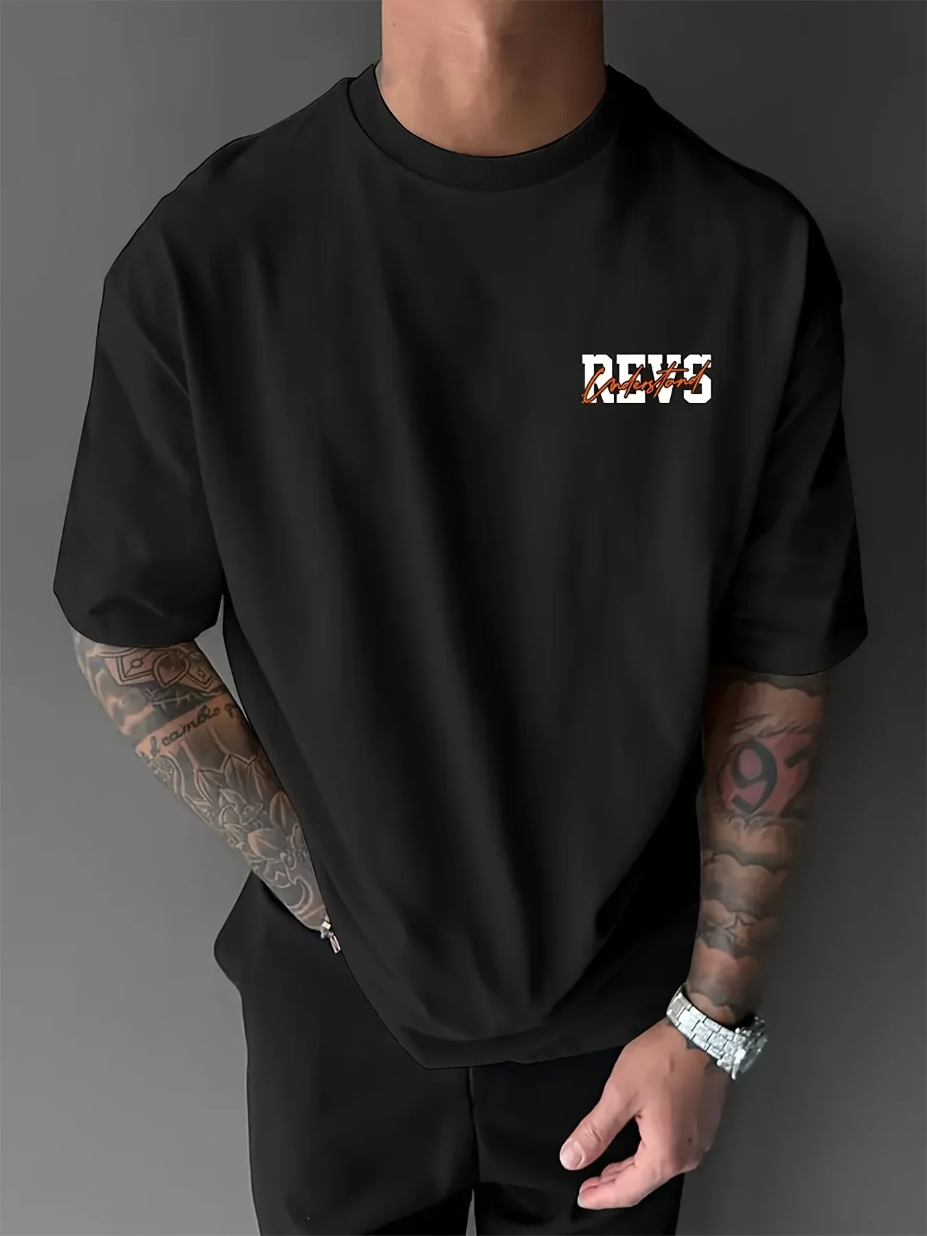 Orangefarbenes Sportwagen-Grafik-T-Shirt mit REVS-Textaufdruck auf Premium-Soft-Baumwolle (100%) für Herren, perfekt für den urbanen Streetwear-Stil im Sommer. – Detail 5