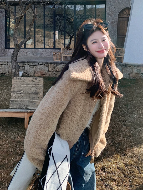 Damska kurtka z futra jagnięcego, ocieplana, ciepła, puszysta, z aksamitu jagnięcego, z dużym kołnierzem, jesienno-zimowa, nowoczesna, luźny krój, zapinana na zamek.