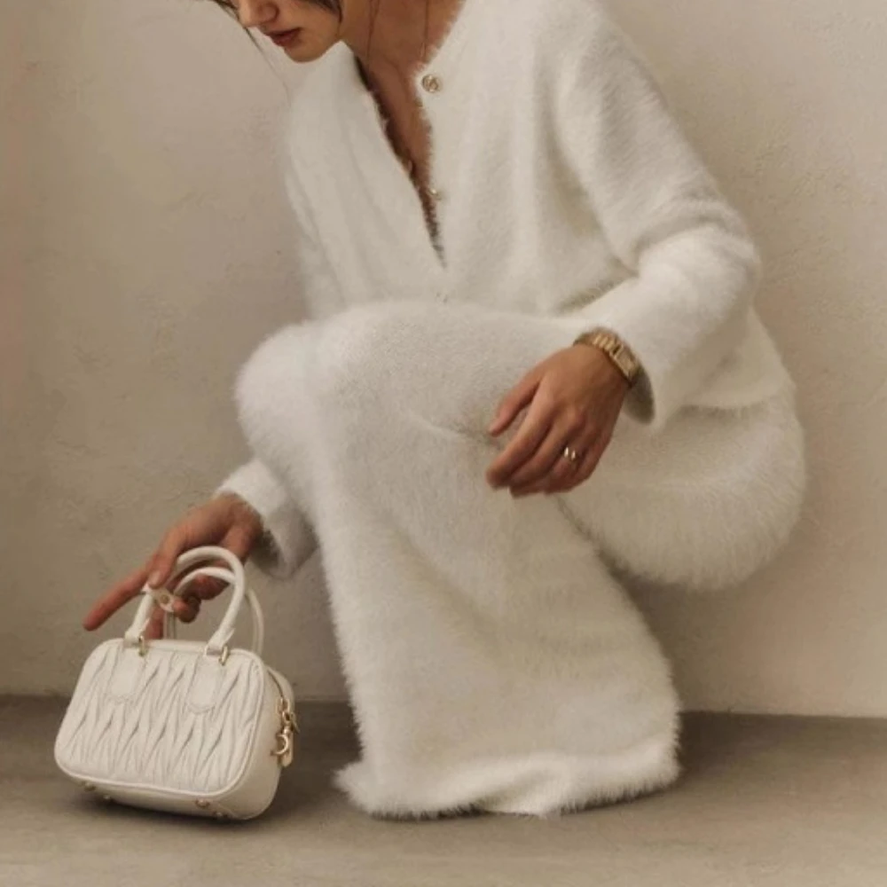 ชุดเซ็ตสองชิ้นสีขาวแบบต่อผ้าของ TWOTWINSTYLE สำหรับผู้หญิง เสื้อแจ็คเก็ตคอทรงโอ แขนยาว ติดกระดุมแบบปะติด กระโปรงยาว