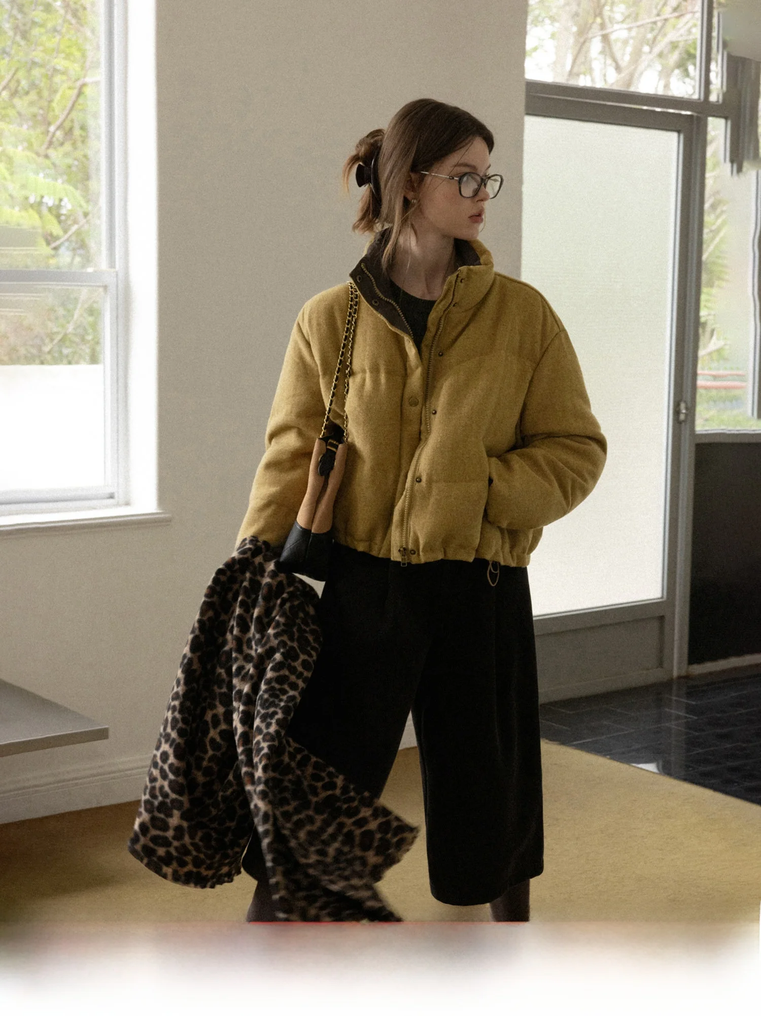 

Белая женская зимняя теплая куртка-пуховик свободного кроя с воротником-стойкой на молнии, повседневная верхняя одежда