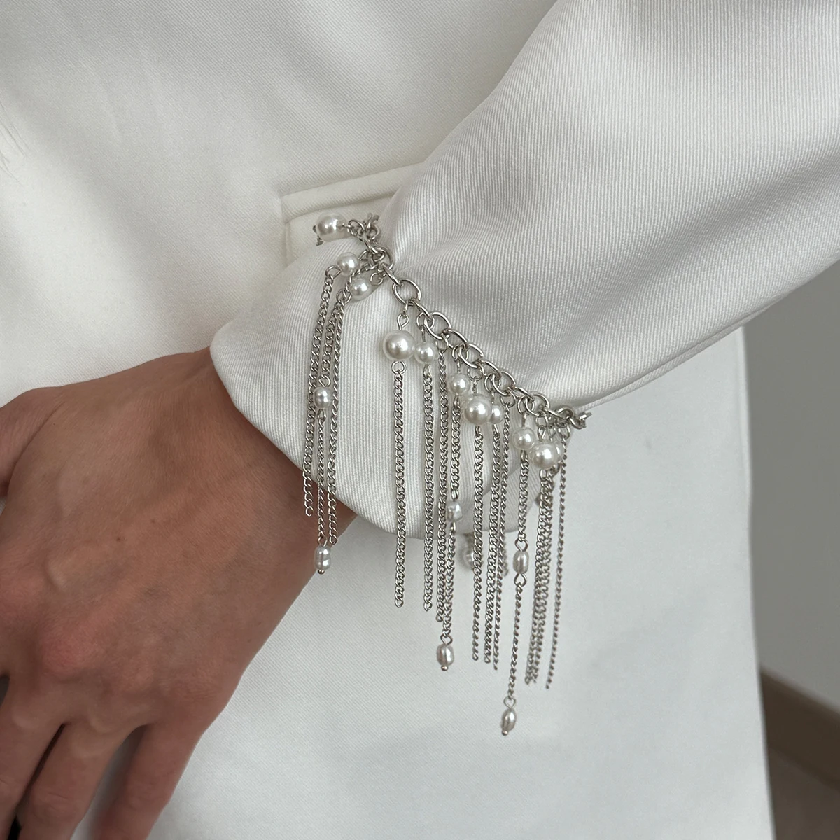 

Fashion Handmade Imitation Pearl Metal Tassel Bracelet for Women Creative Simple Jewelry Accessory New Year Gift