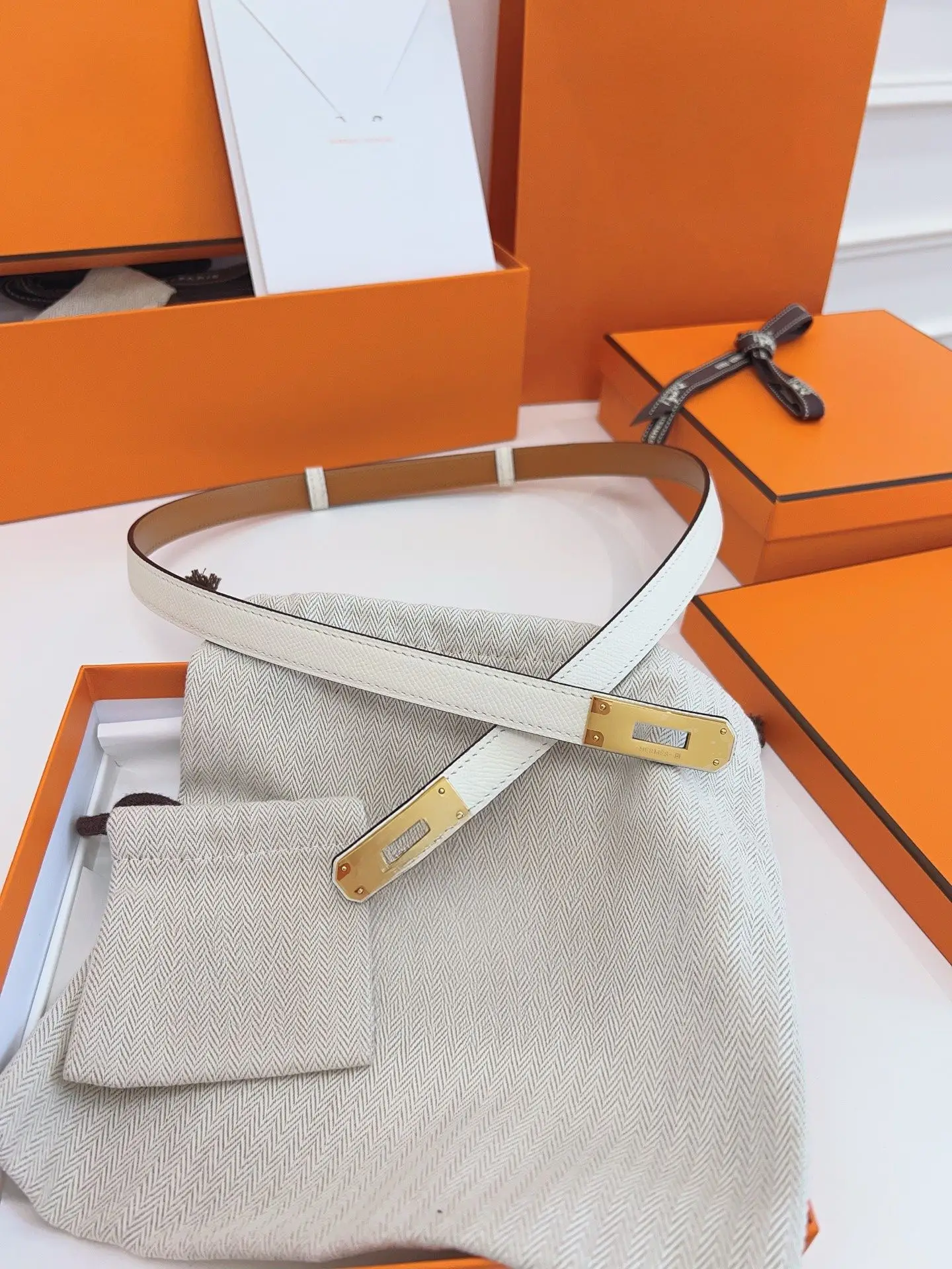 Unisex Thin Reversible Light Gray Cross Grain Leather Belt With Gold Turn Lock Buckle Fashion Waist Belt
