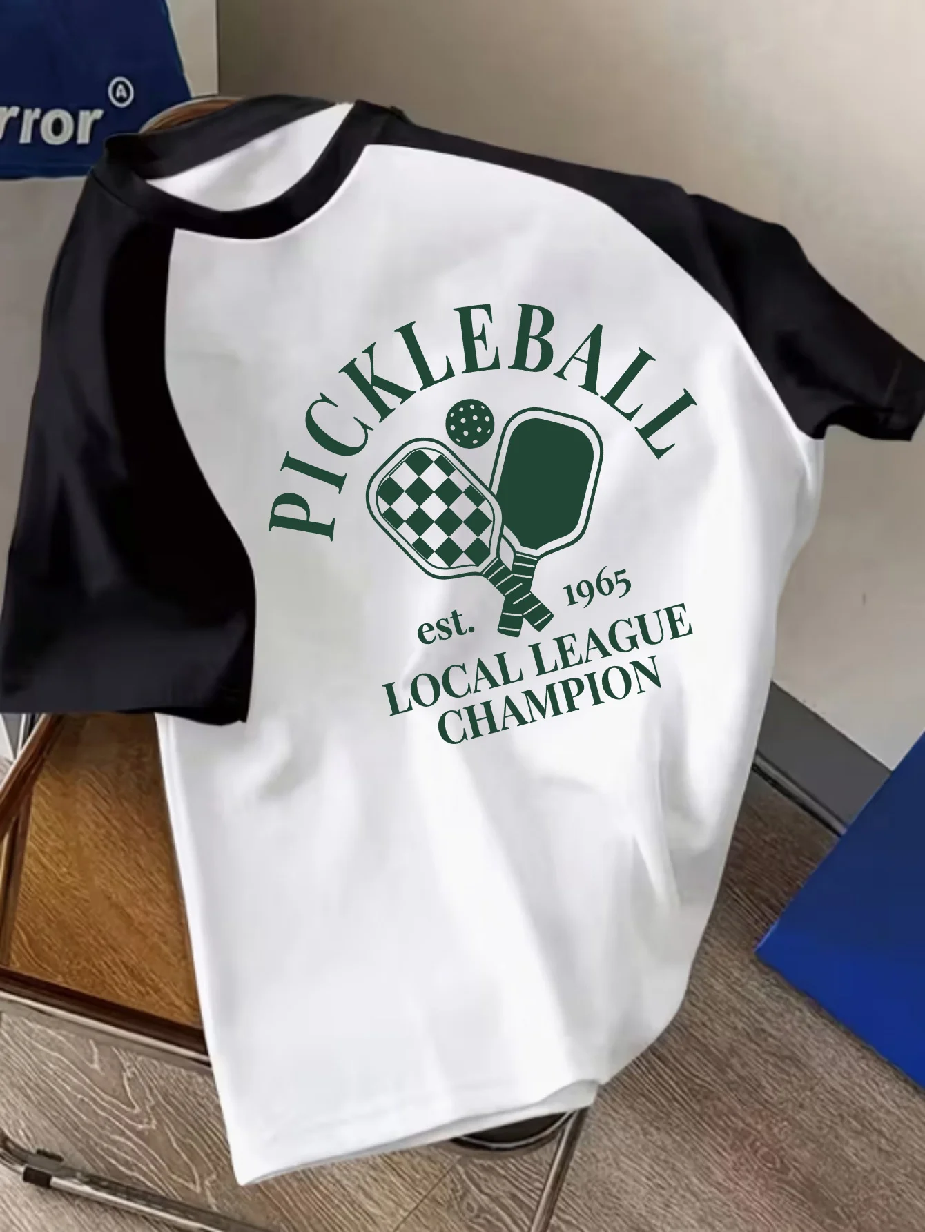 American Retro Pickleball League Print, Black and White Raglan Sleeve Two-Tone Short-Sleeve T-Shirt, Round Neck, Loose Drop-Shoulder Fit, Breathable and Comfortable Fabric, Suitable for Outdoor Sports and Leisure.