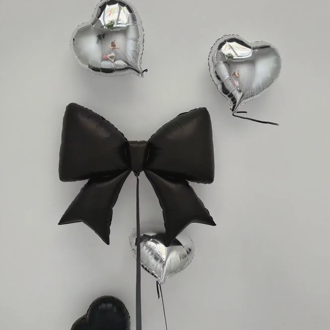 Schleifen-Liebes-Set: Ein Set aus schwarzen Schleifen und silbernen Herzen, geeignet zur Dekoration von Valentinstag und Jahrestagen – Detail 5