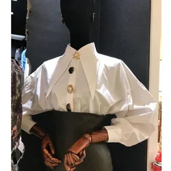 Blusa plisada de manga larga para Mujer, camisa con solapa y hebilla de perlas, color blanco y negro, estilo Y2k, verano, 2024