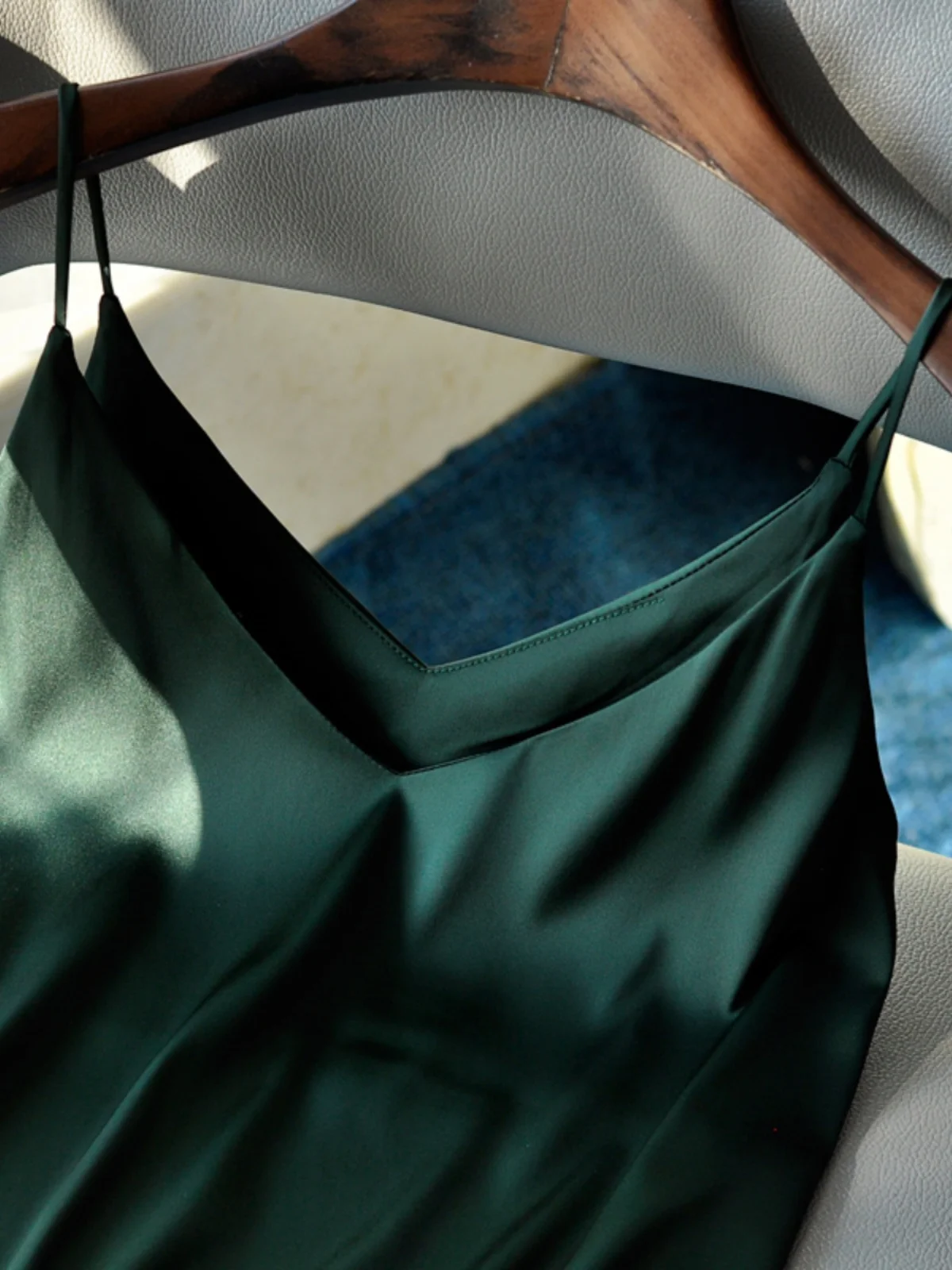 

Silkier than Silk Comfortable Satin Csole Tank Top Women's Base Layer Sexy V-Ne Summer Top Versatile Loose Fit Polyester...