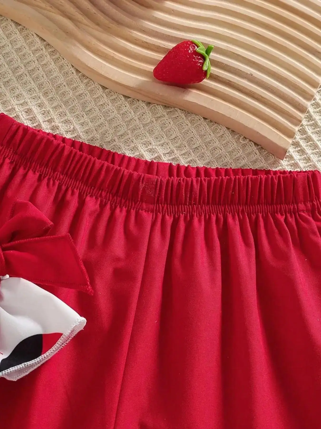 Sommerliches, lässiges, gepunktetes, ärmelloses Oberteil und weit geschnittene Hose für Mädchen mit gerüschtem Schleifendesign für Shopping und Partys. – Detail 7
